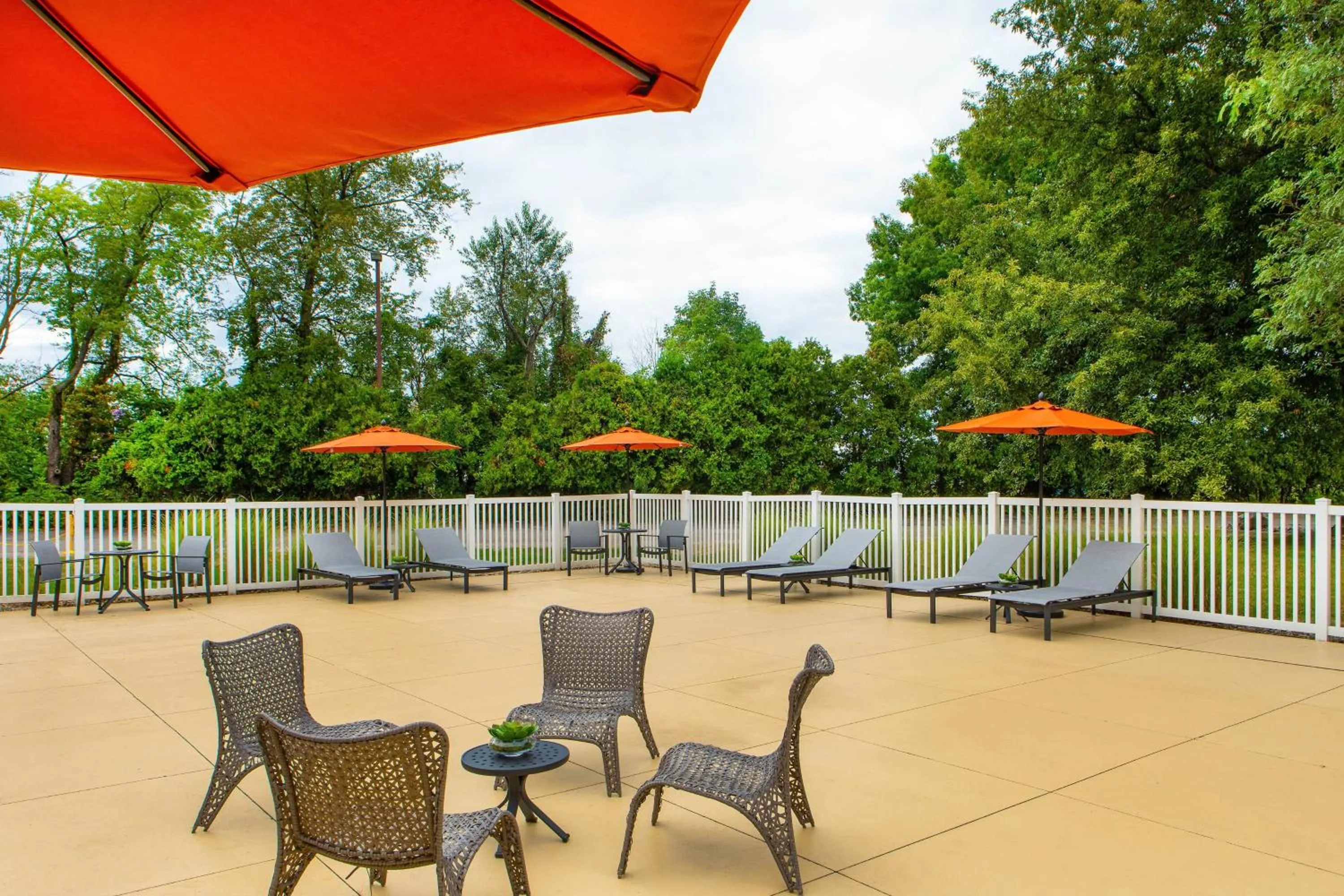 Swimming pool in Four Points by Sheraton Kalamazoo