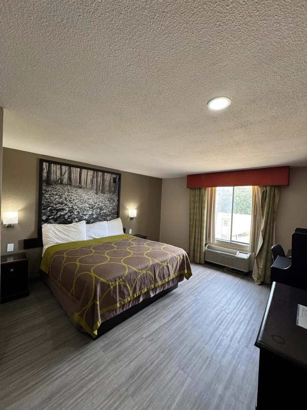 Bed in Texarkana Inn