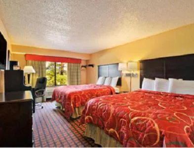 Photo of the whole room, Bed in Super 8 by Wyndham Texarkana AR