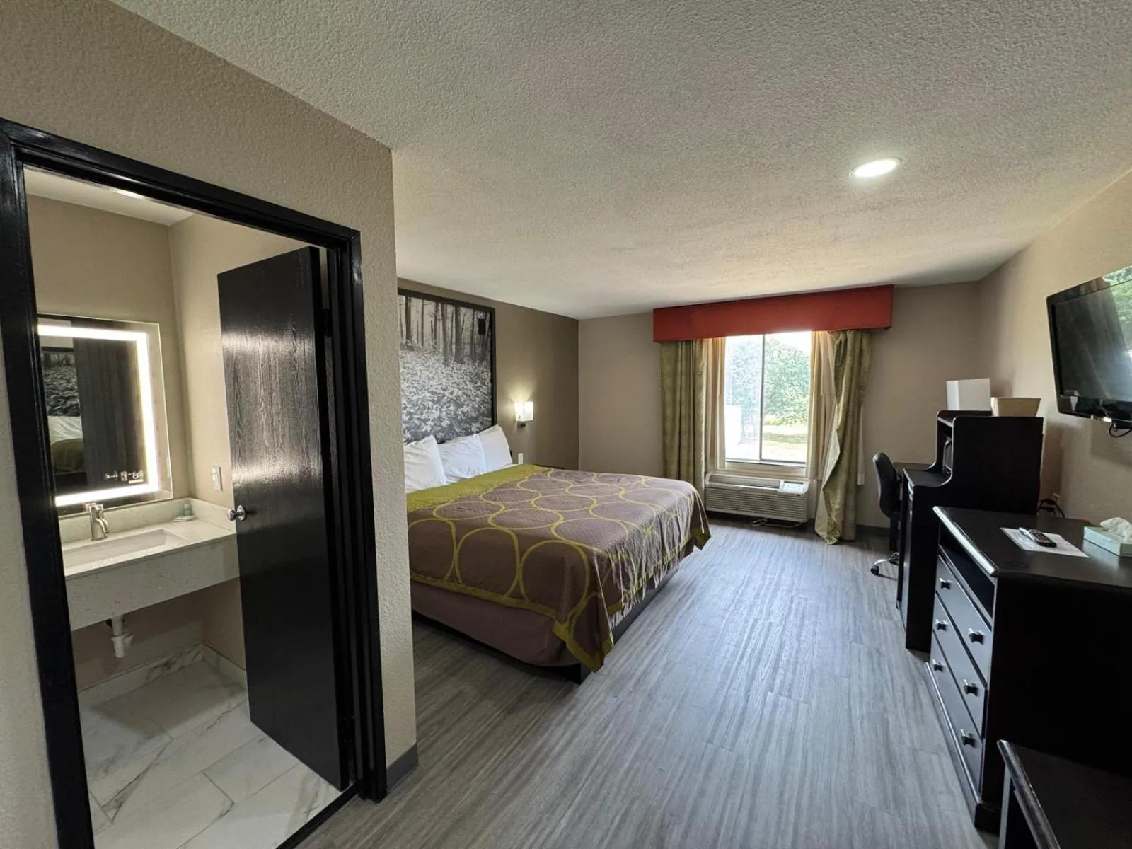 Bed in Texarkana Inn