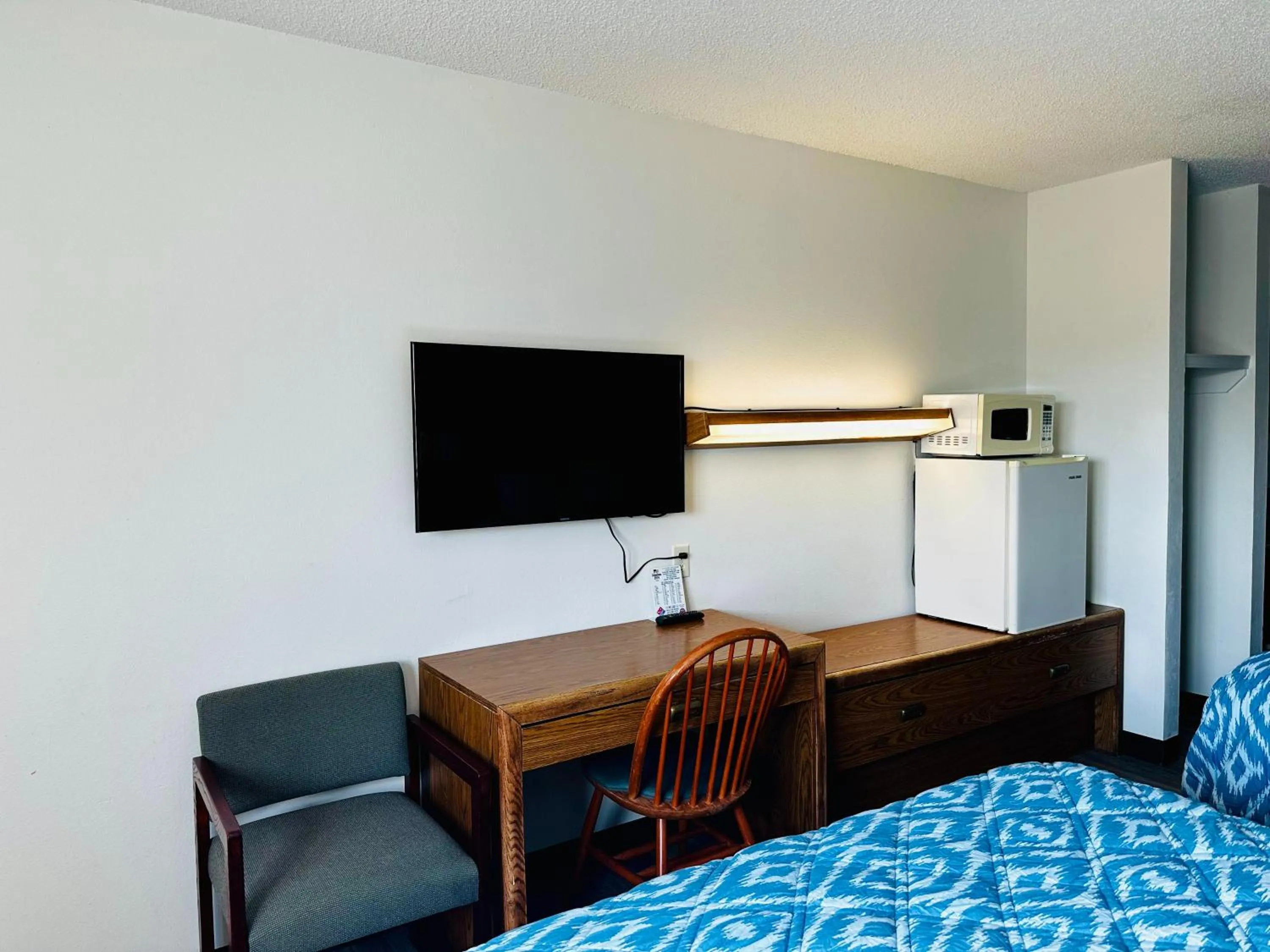 Bedroom, Bed in American Inn Ozark