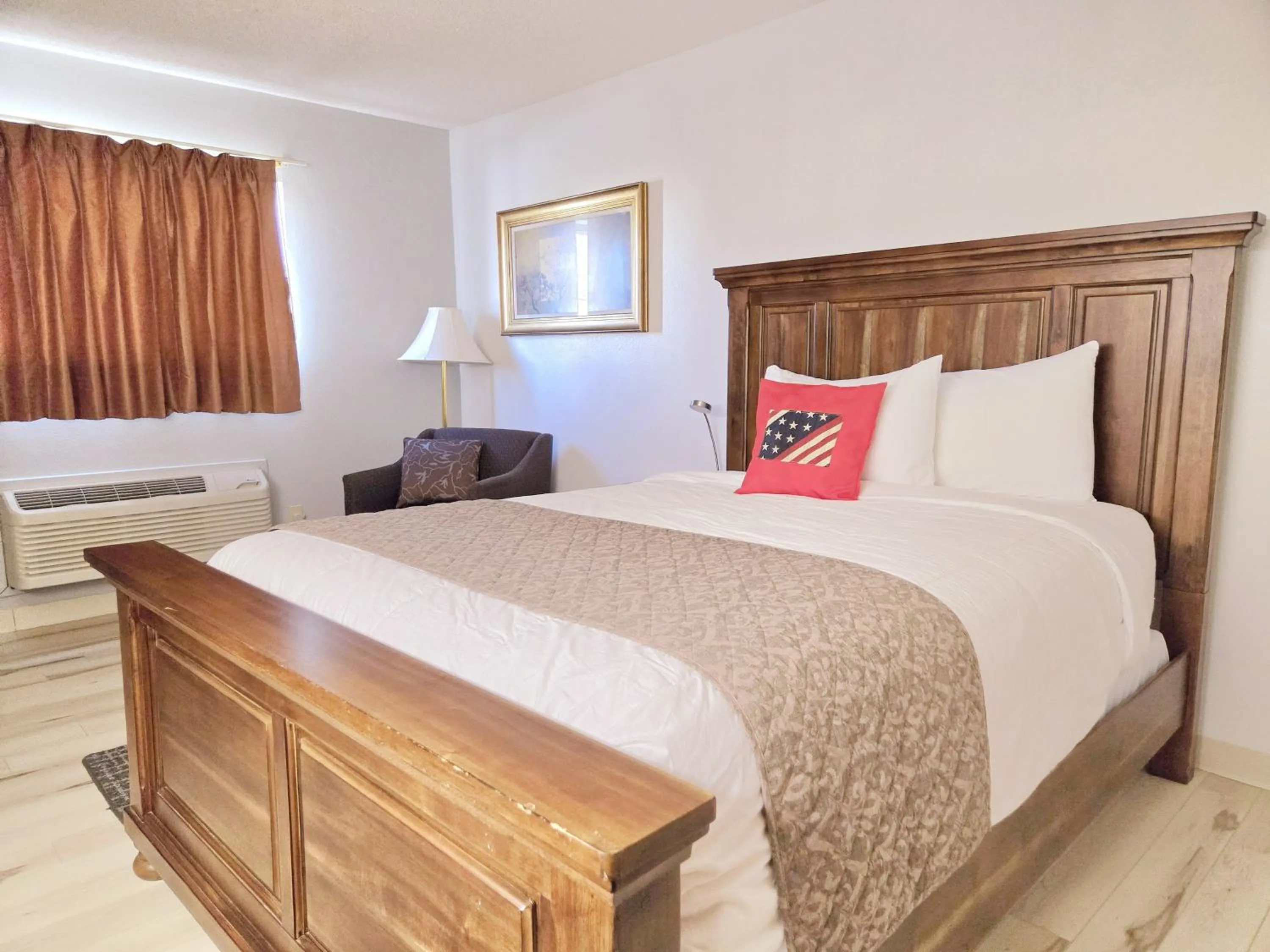 Bedroom, Bed in American Inn Ozark