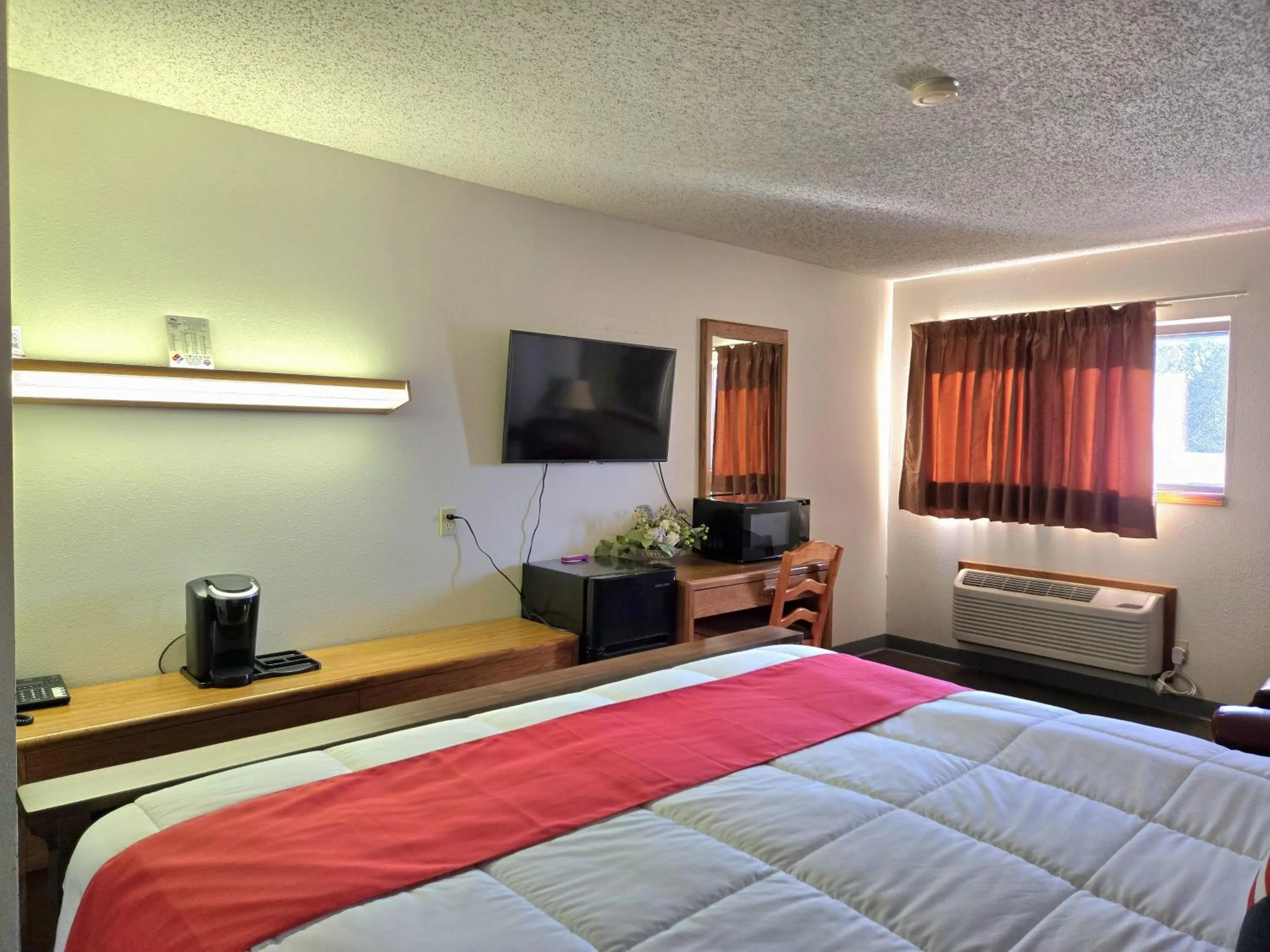Bedroom, Bed in American Inn Ozark