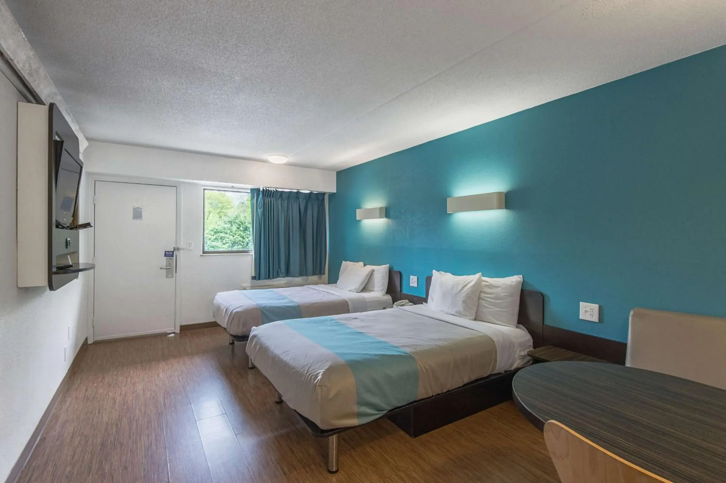 Bedroom, Bed in Motel 6-Overland Park, KS Bedroom, Bed in Motel 6-Overland Park, KS