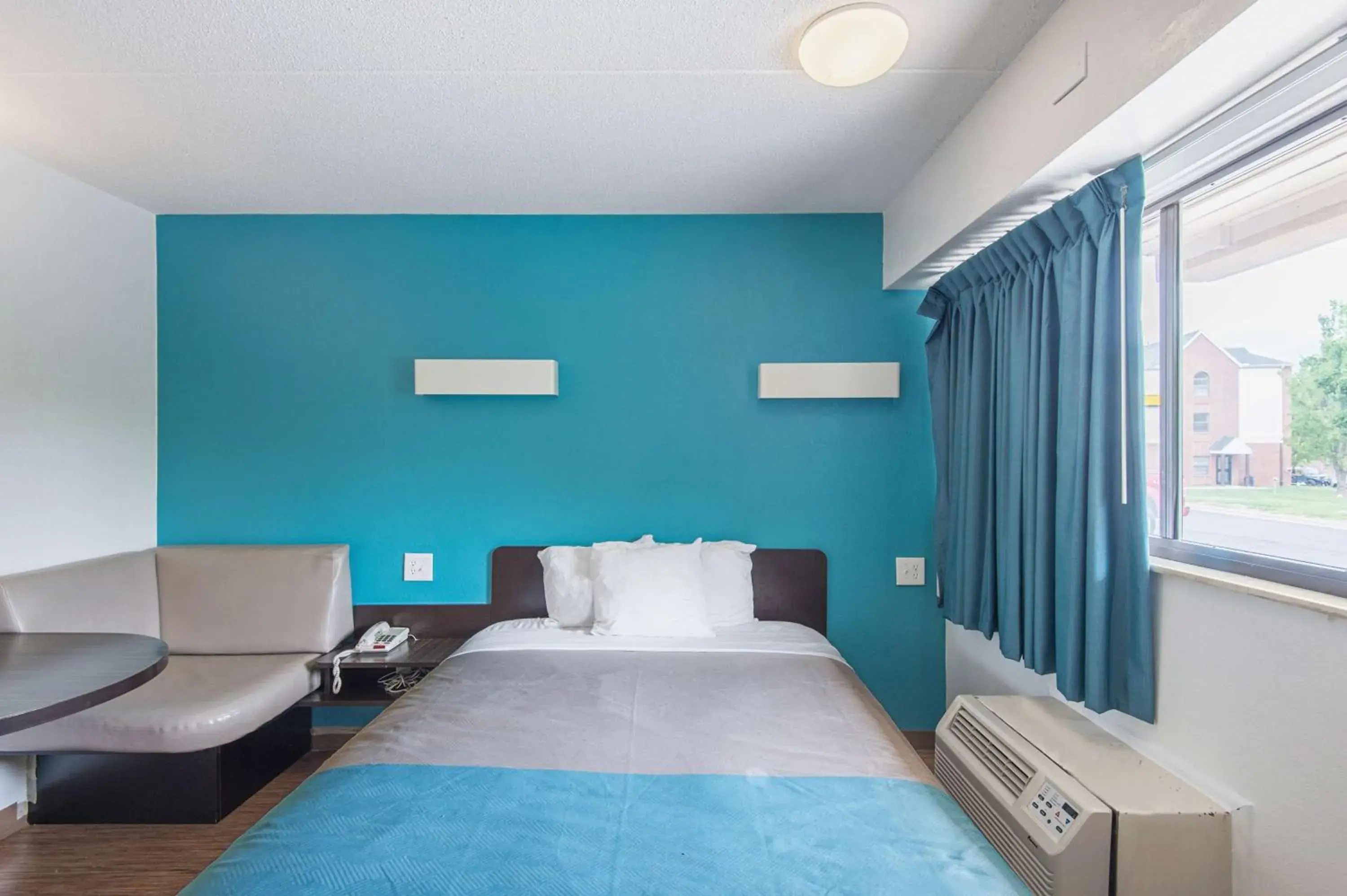 Bedroom, Bed in Motel 6-Overland Park, KS Bedroom, Bed in Motel 6-Overland Park, KS