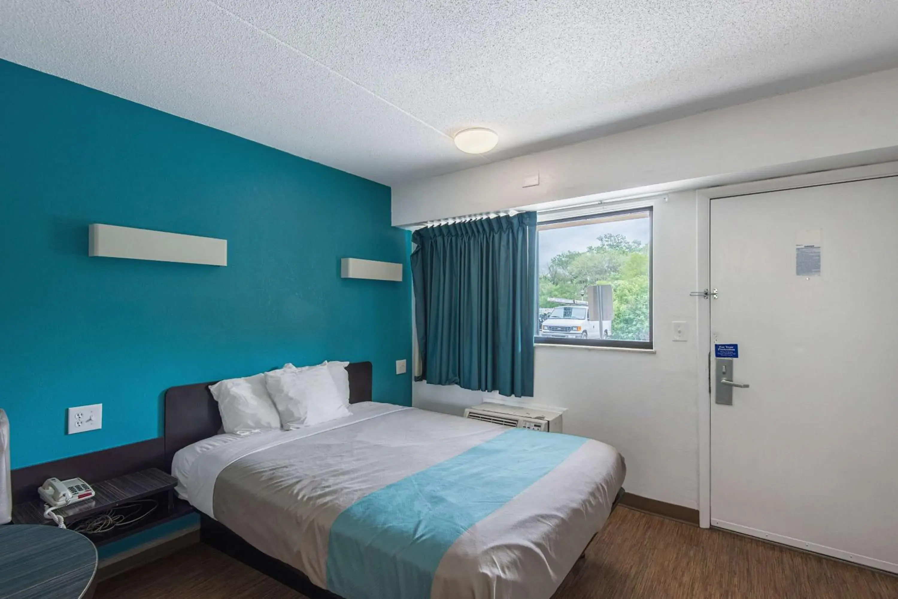 Bedroom, Bed in Motel 6-Overland Park, KS Bedroom, Bed in Motel 6-Overland Park, KS