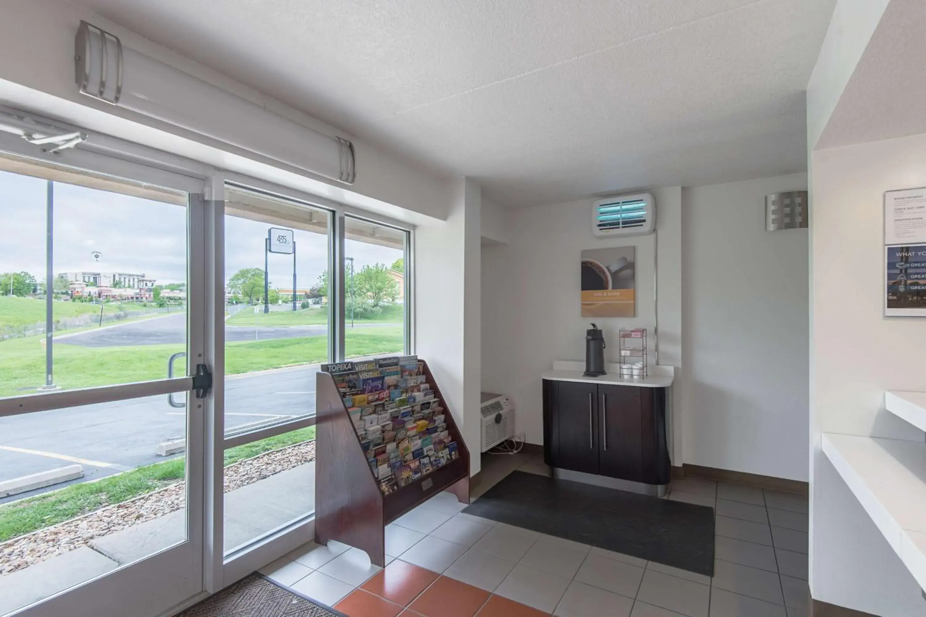 Coffee/tea facilities in Motel 6-Overland Park, KS Coffee/tea facilities in Motel 6-Overland Park, KS