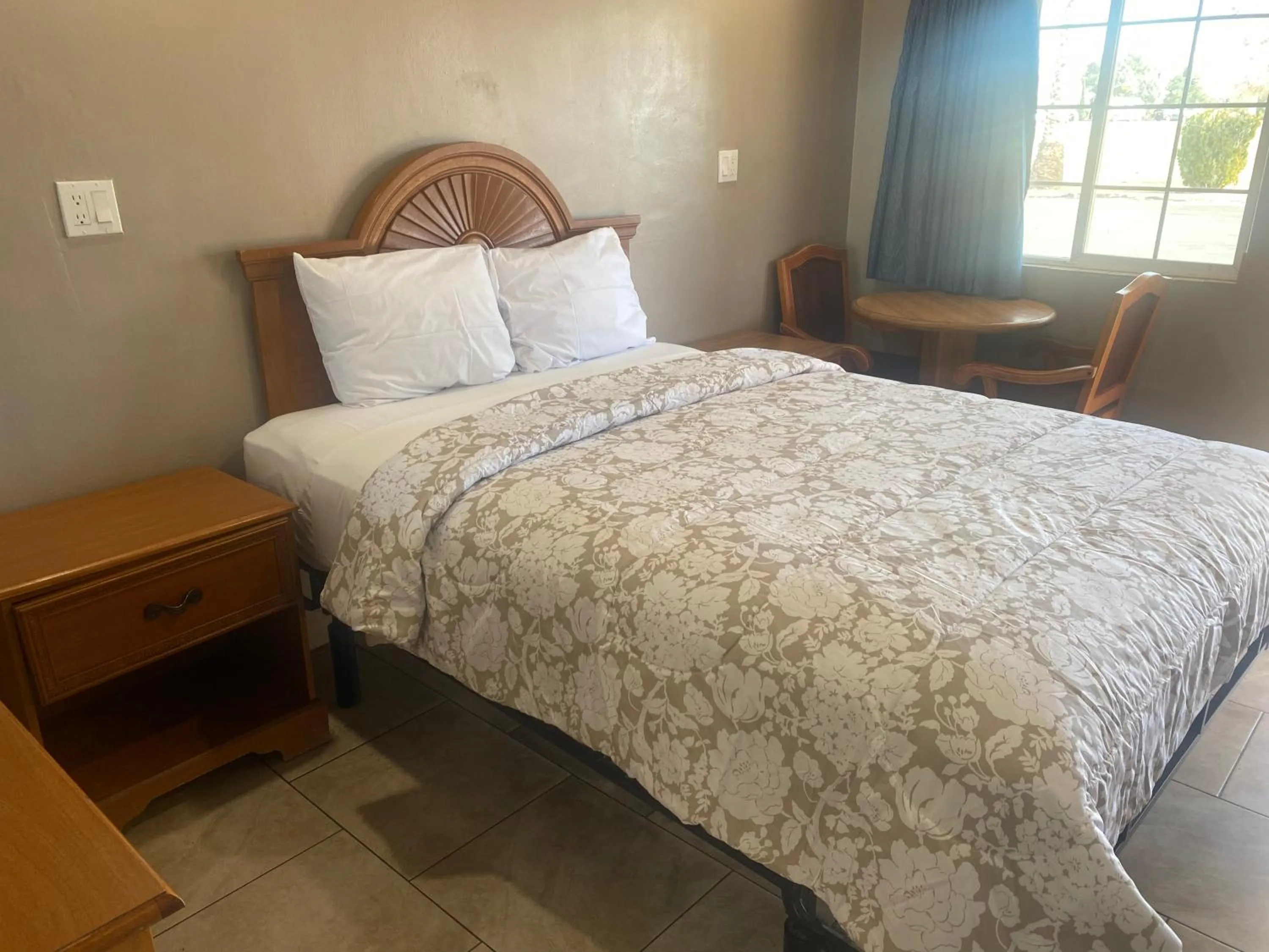 Bed in Apple Valley Motel