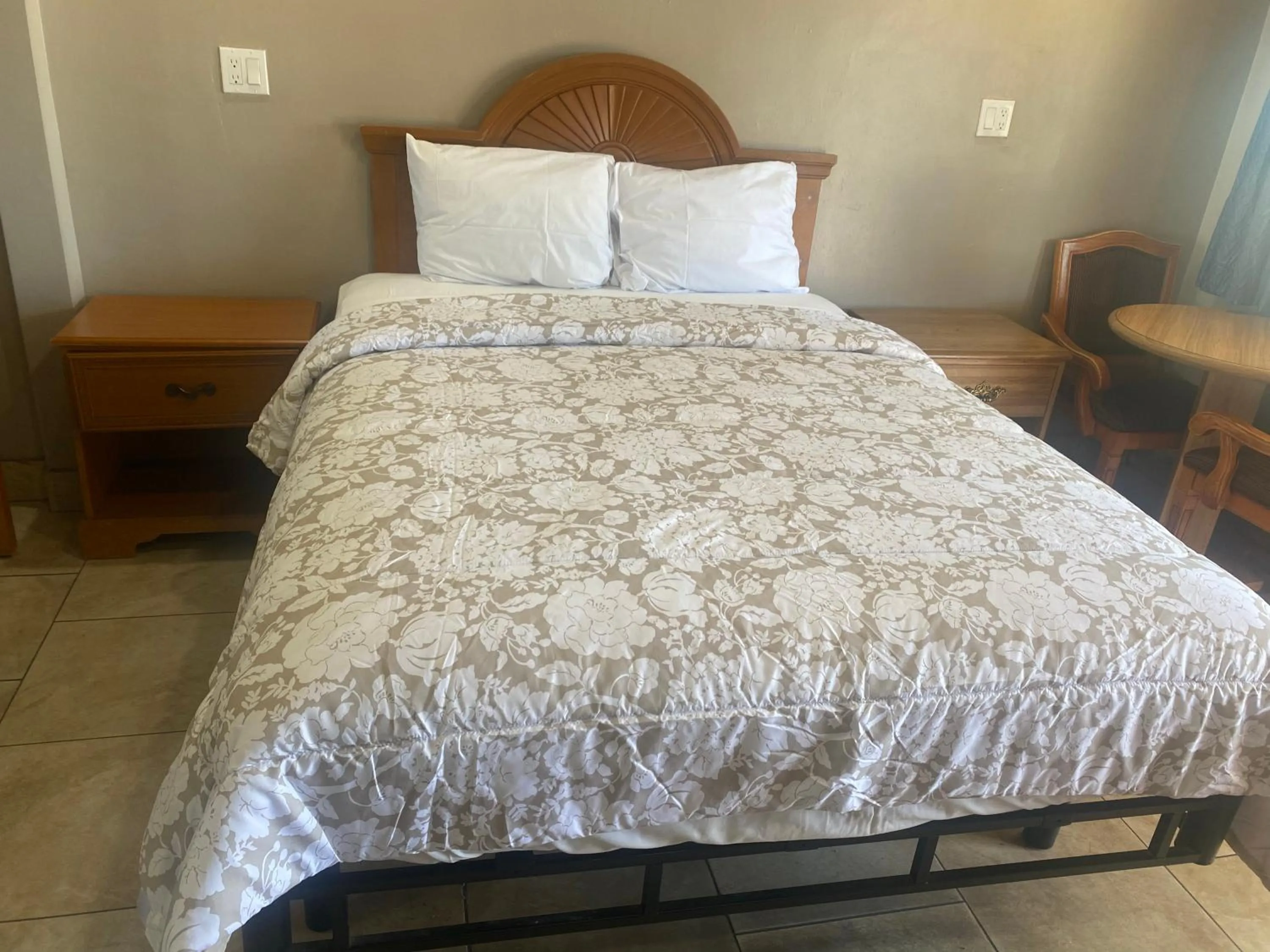 Bed in Apple Valley Motel