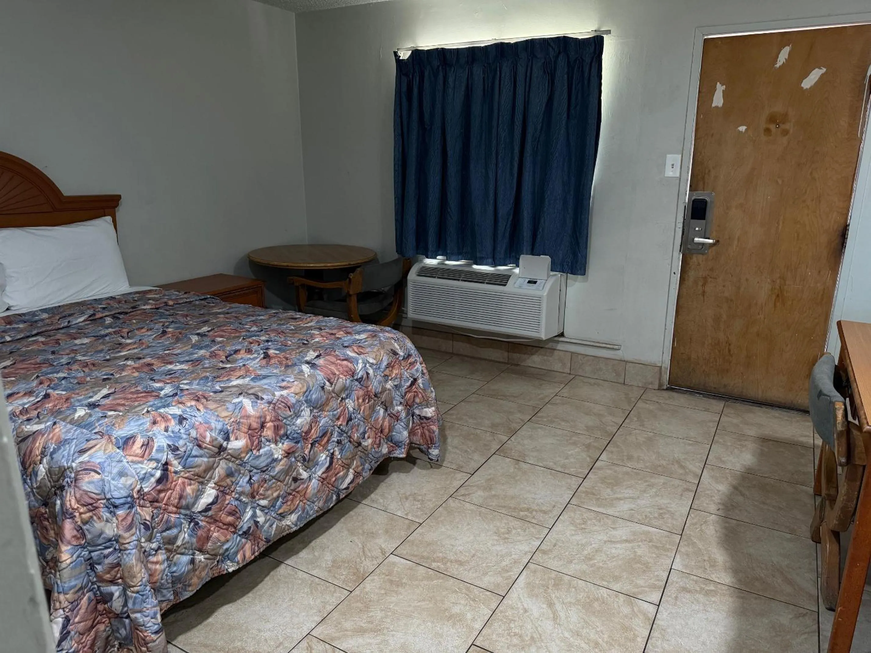 Bed in Apple Valley Motel