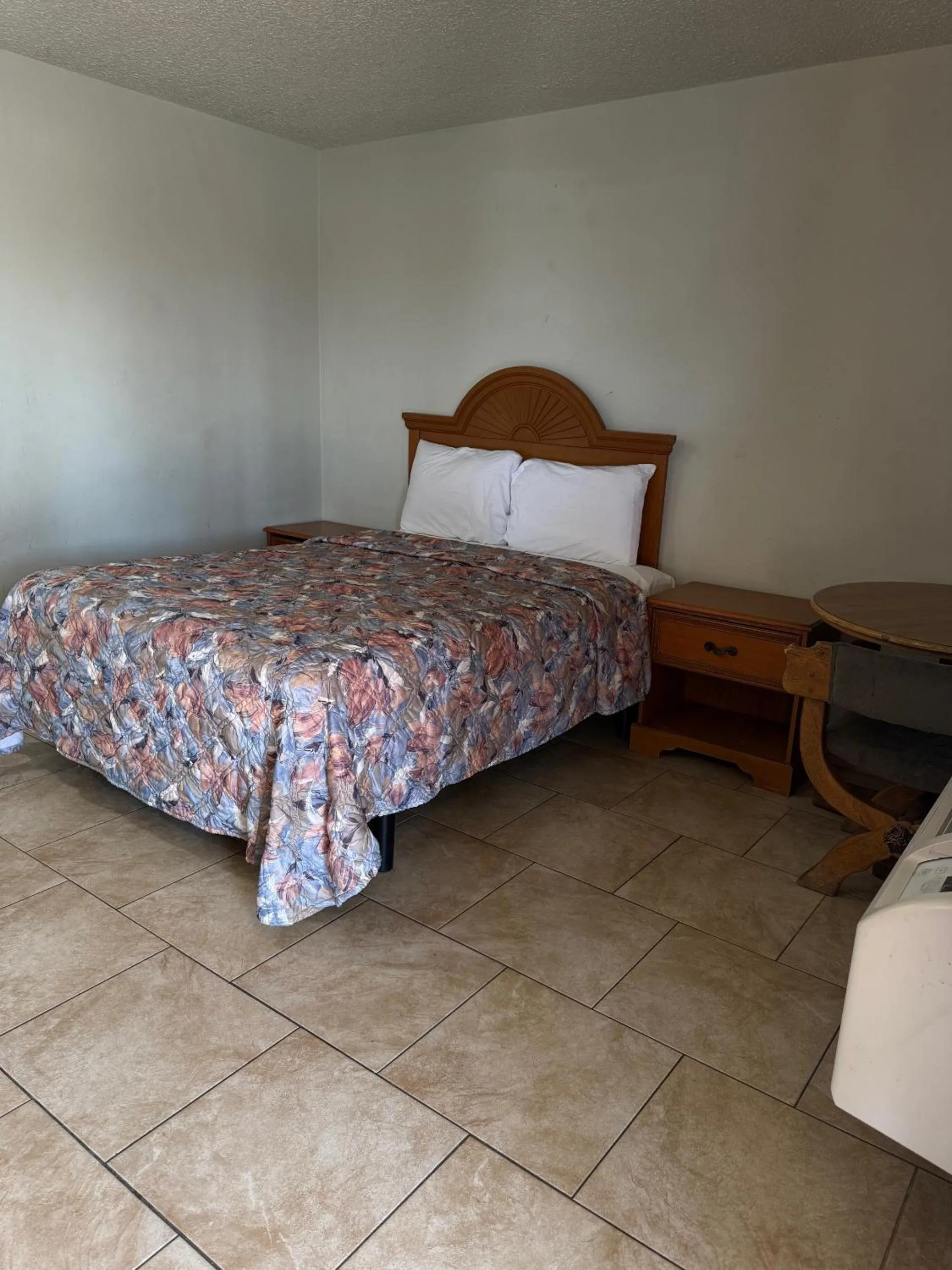 Bed in Apple Valley Motel