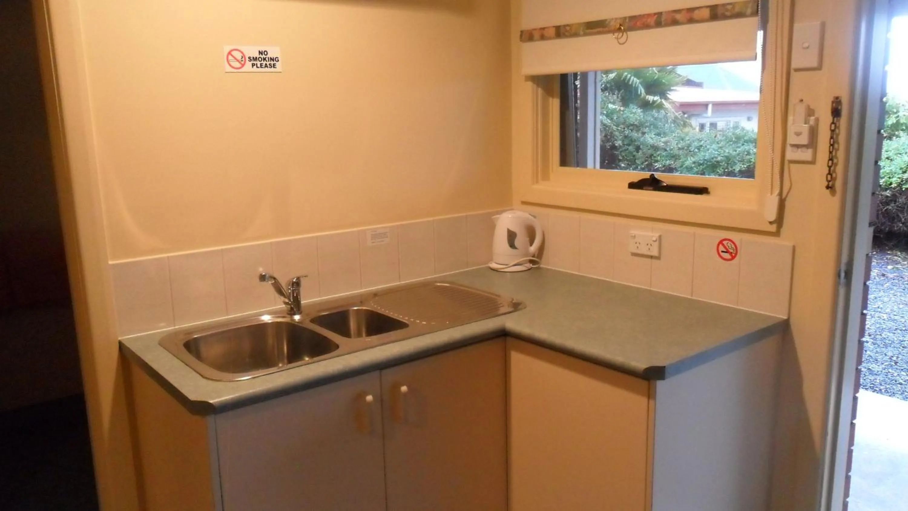 Kitchen or kitchenette in Sheffield Motor Inn