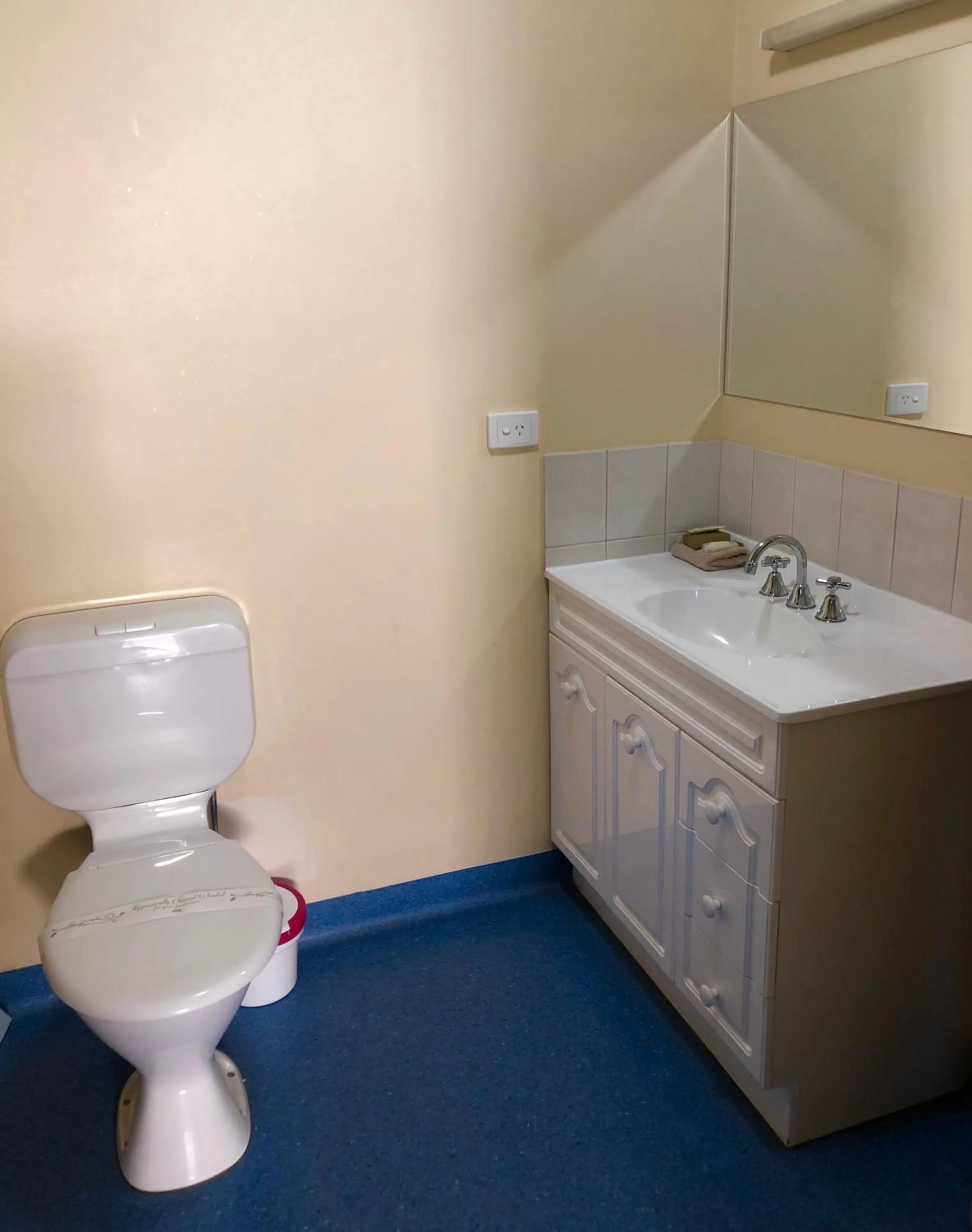 Toilet in Sheffield Motor Inn