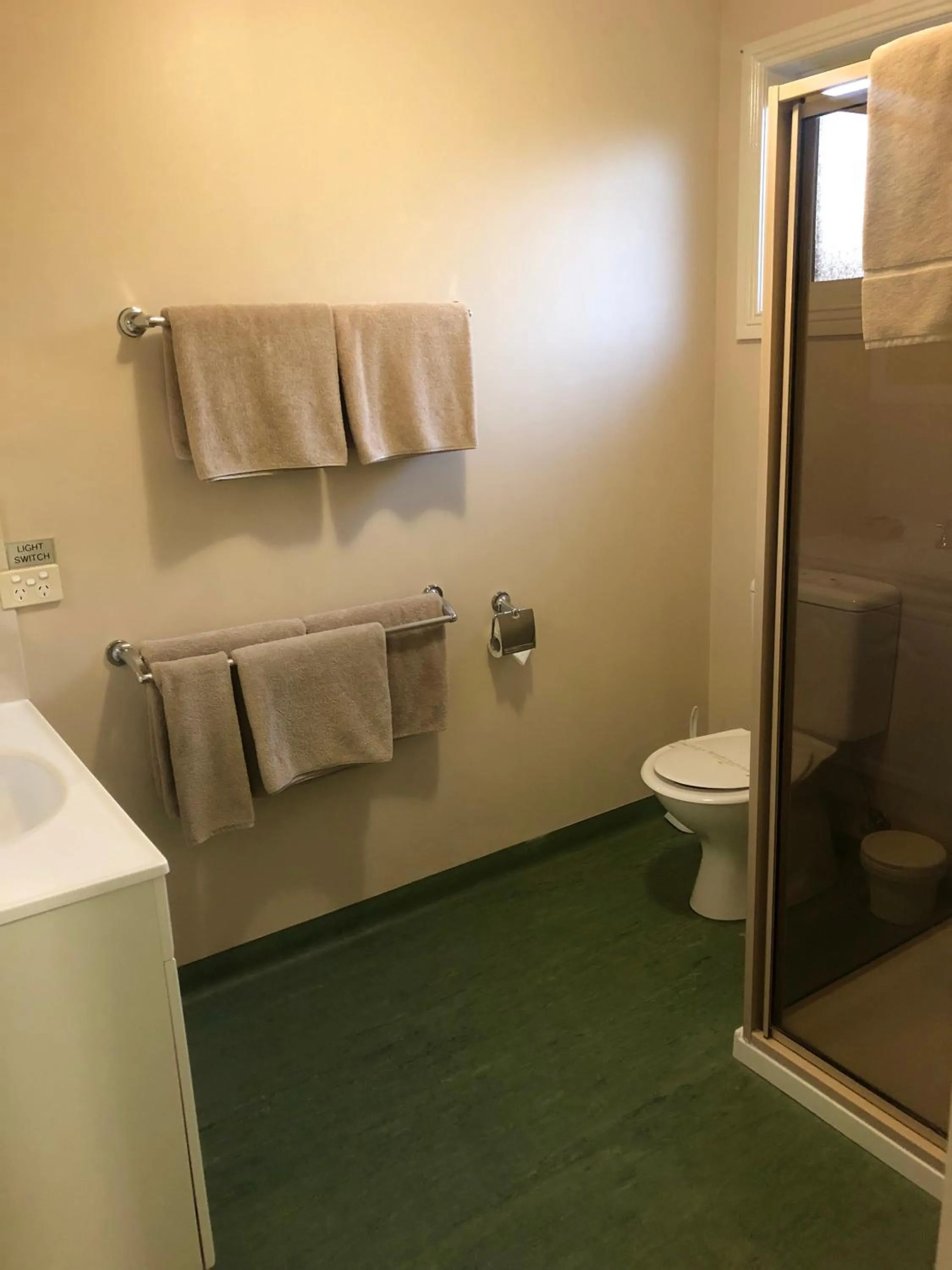 Shower in Sheffield Motor Inn