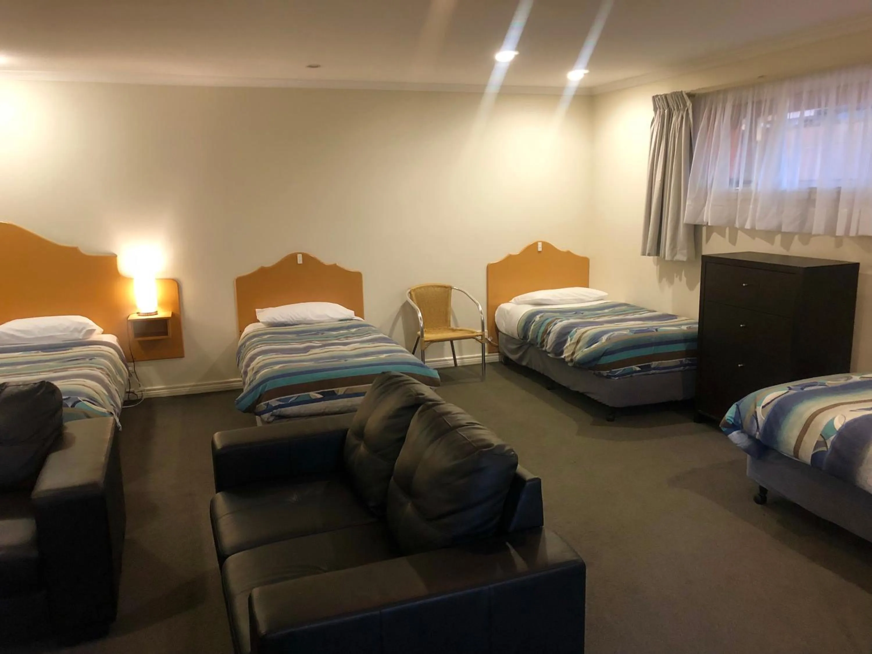 Living room, Bed in Sheffield Motor Inn