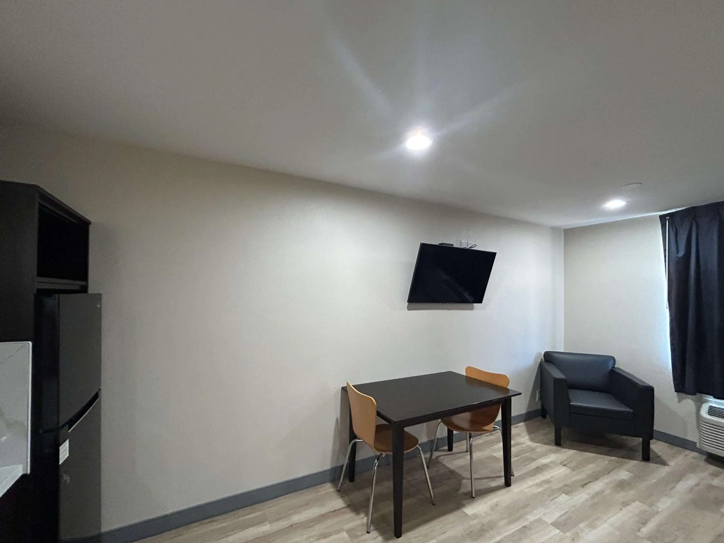 Photo of the whole room in Studio 6 Suites Cameron Park, CA Folsom