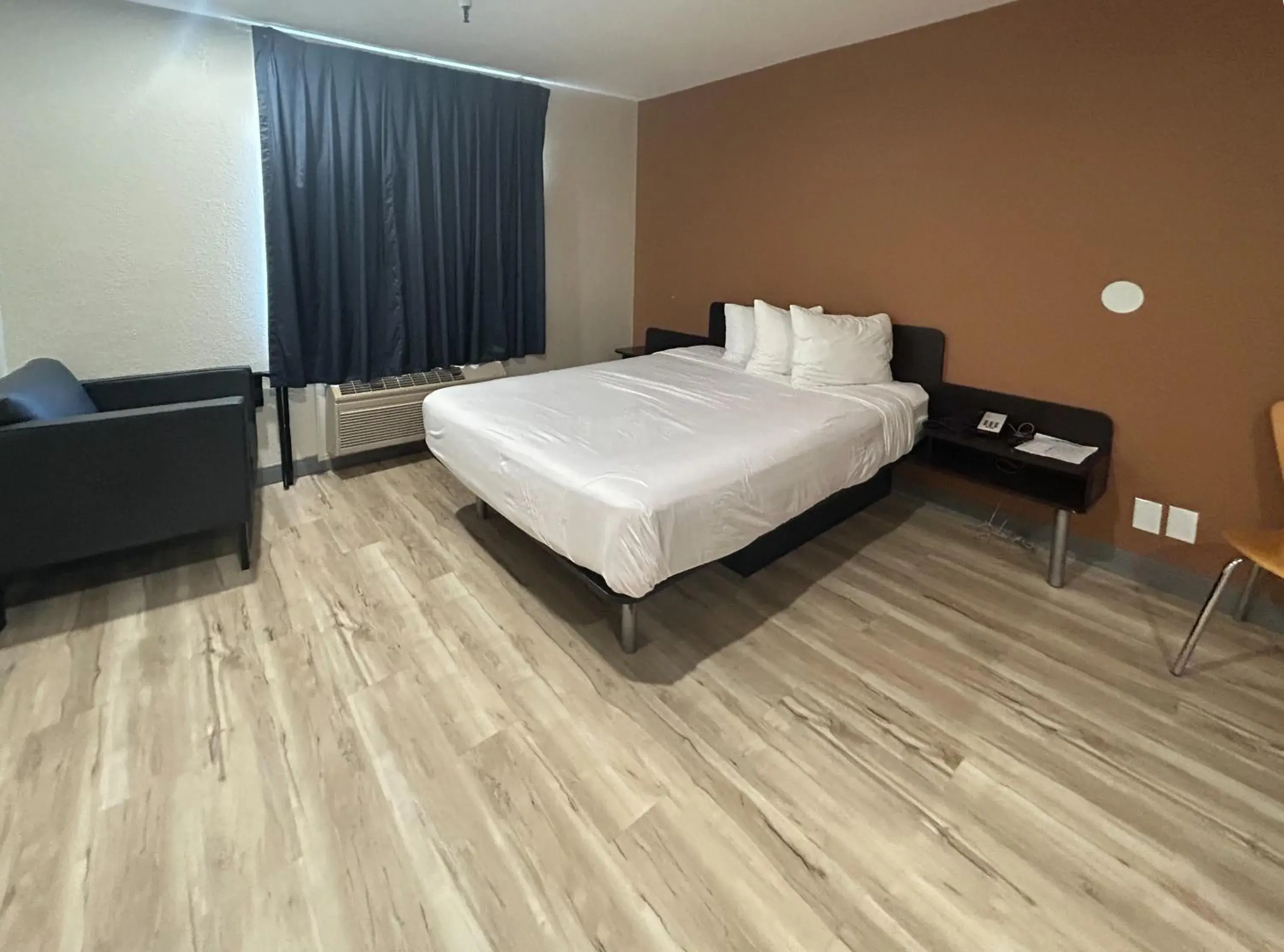 Queen Room - Disability Access - Roll in Shower in Studio 6 Suites Cameron Park, CA Folsom Queen Room - Disability Access - Roll in Shower in Studio 6 Suites Cameron Park, CA Folsom