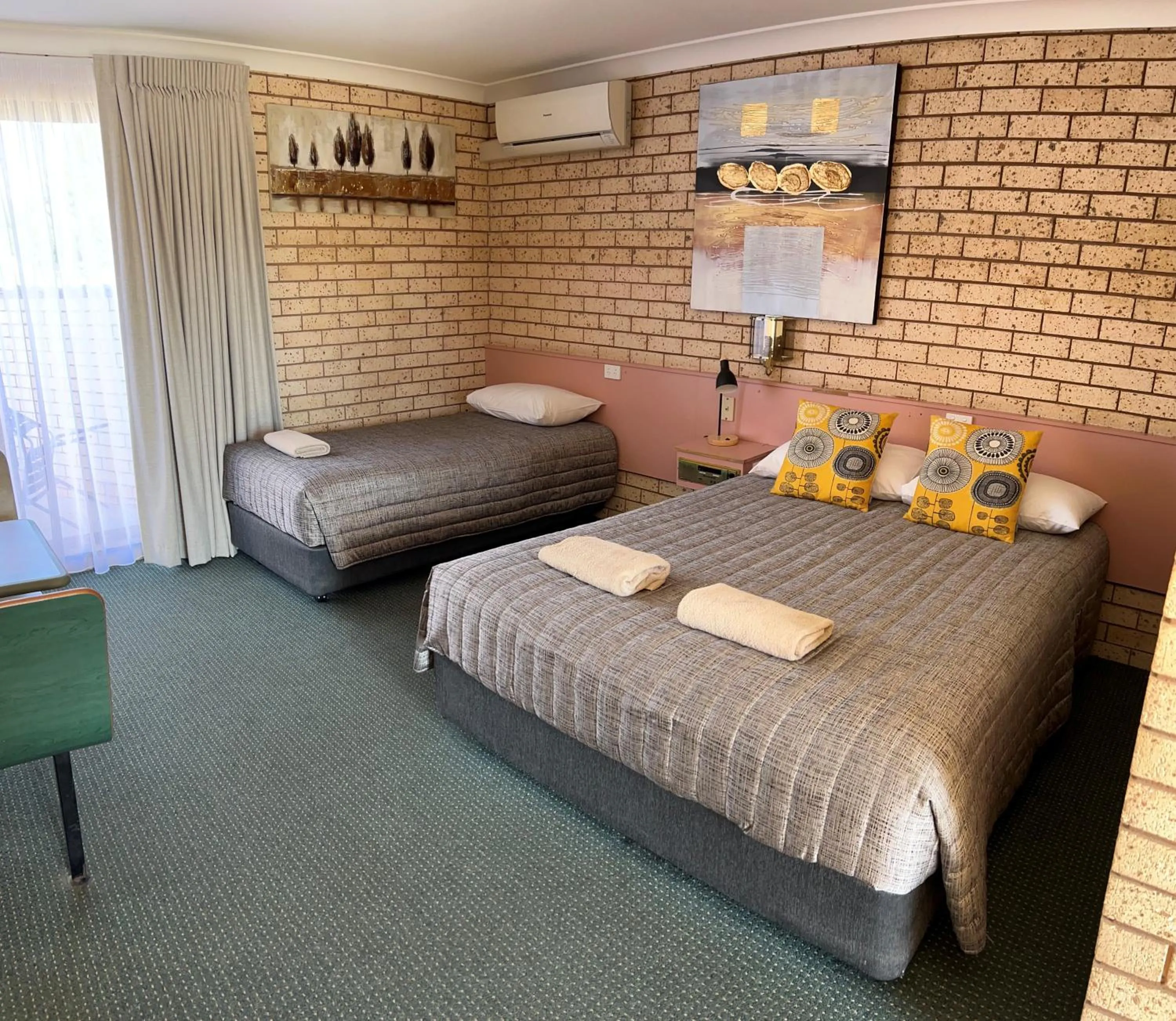 Bed in Alamo Motor Inn