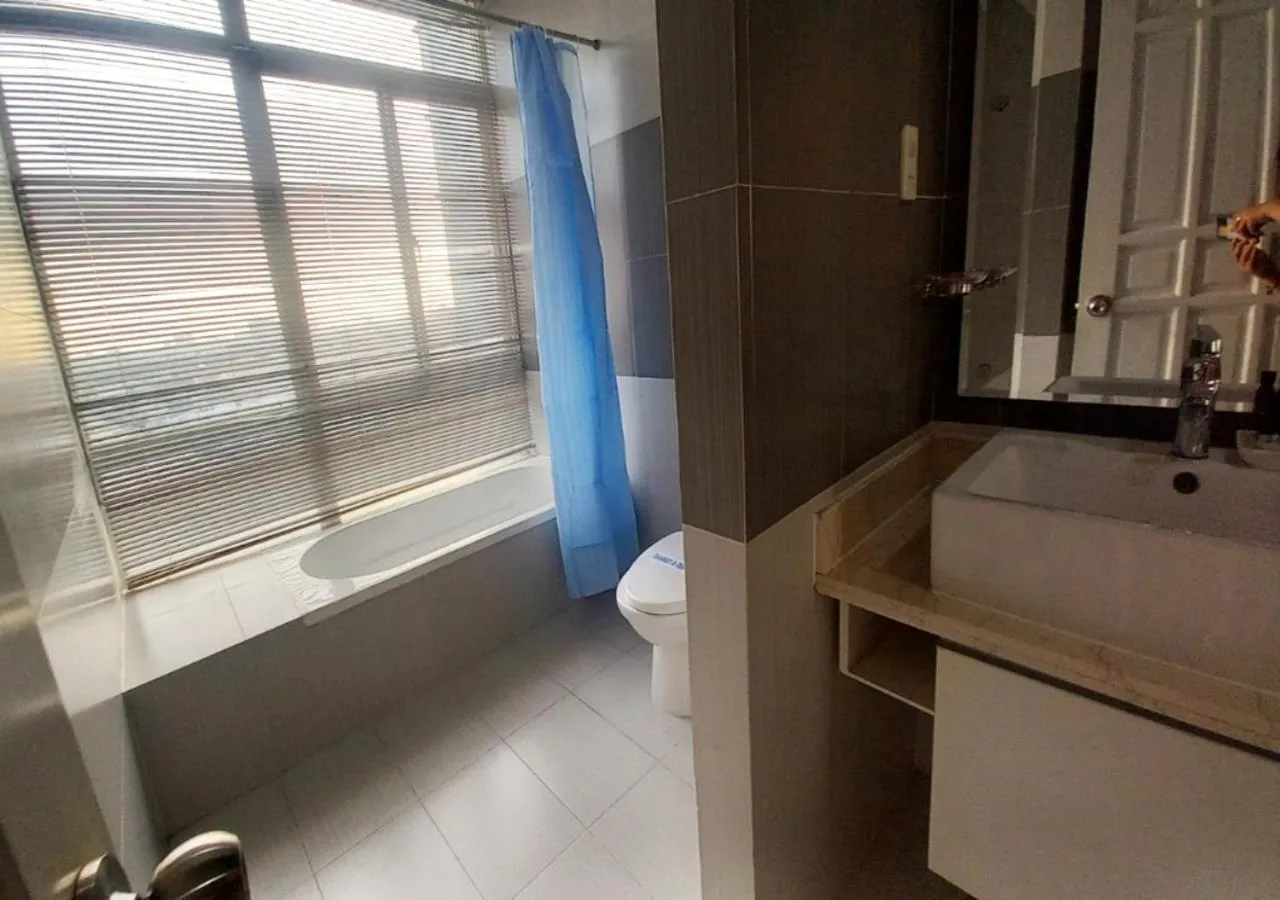Shower in Khai Hoan Apartment Hotel