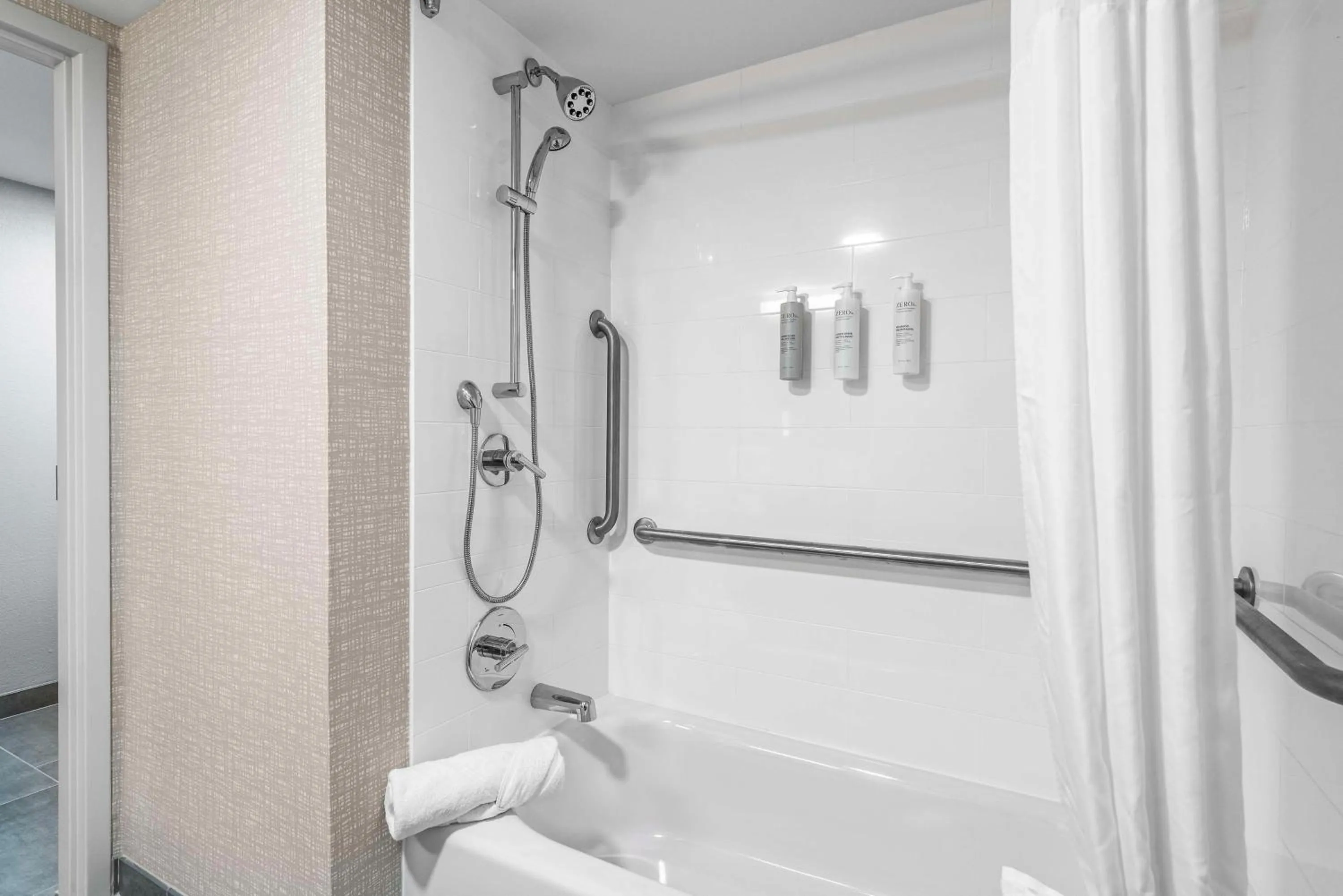 Bathroom in Hampton Inn Columbus-North