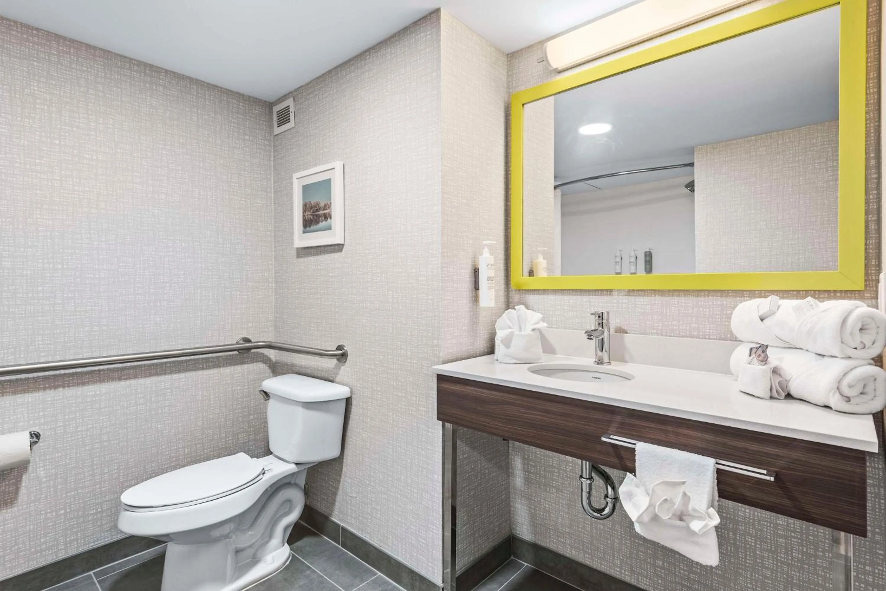 Bathroom in Hampton Inn Columbus-North