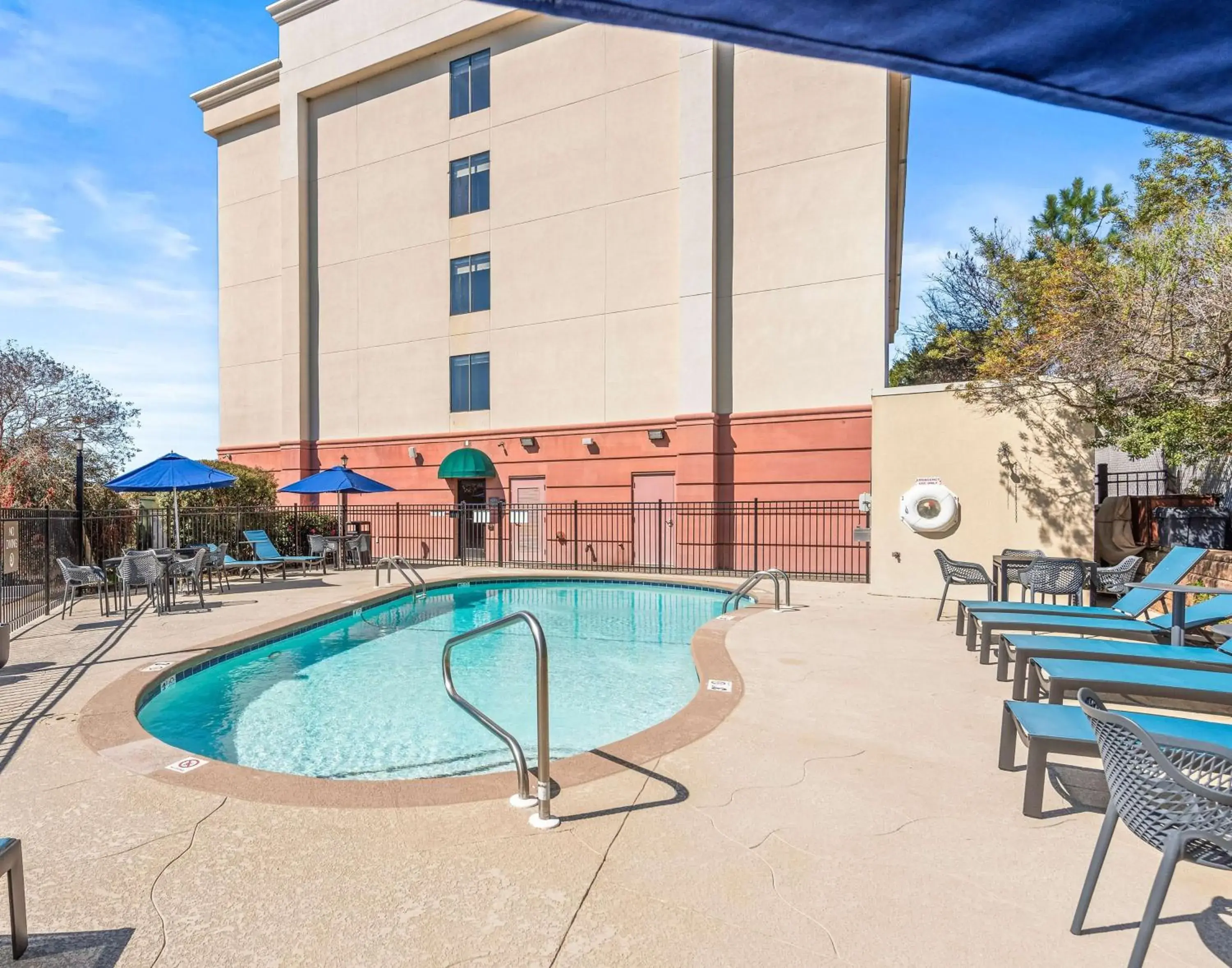 Pool view in Hampton Inn Columbus-North Pool view in Hampton Inn Columbus-North