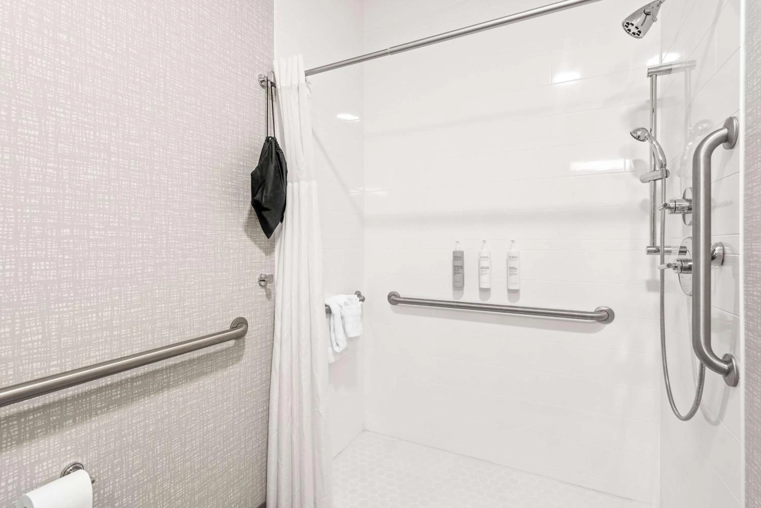 Bathroom in Hampton Inn Columbus-North