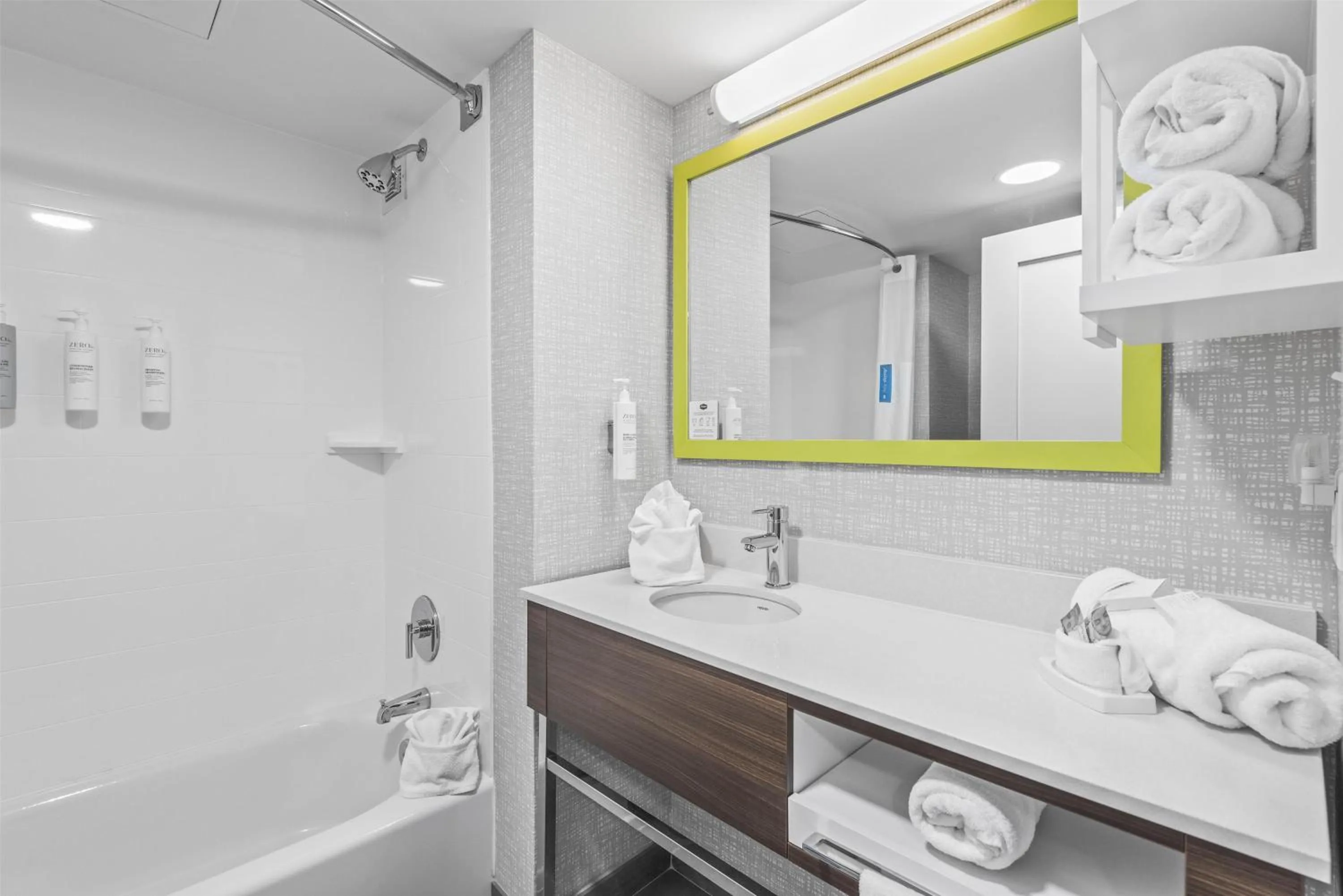 Bathroom in Hampton Inn Columbus-North