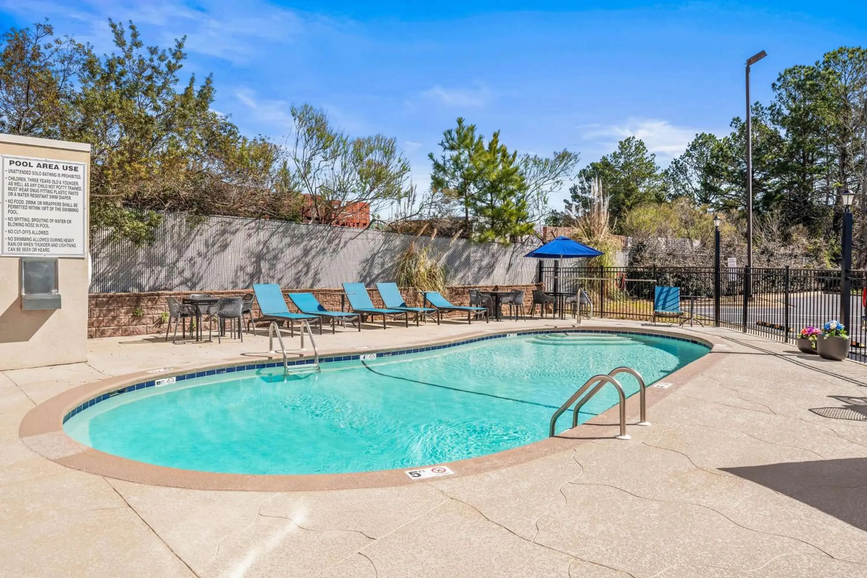Pool view in Hampton Inn Columbus-North Pool view in Hampton Inn Columbus-North