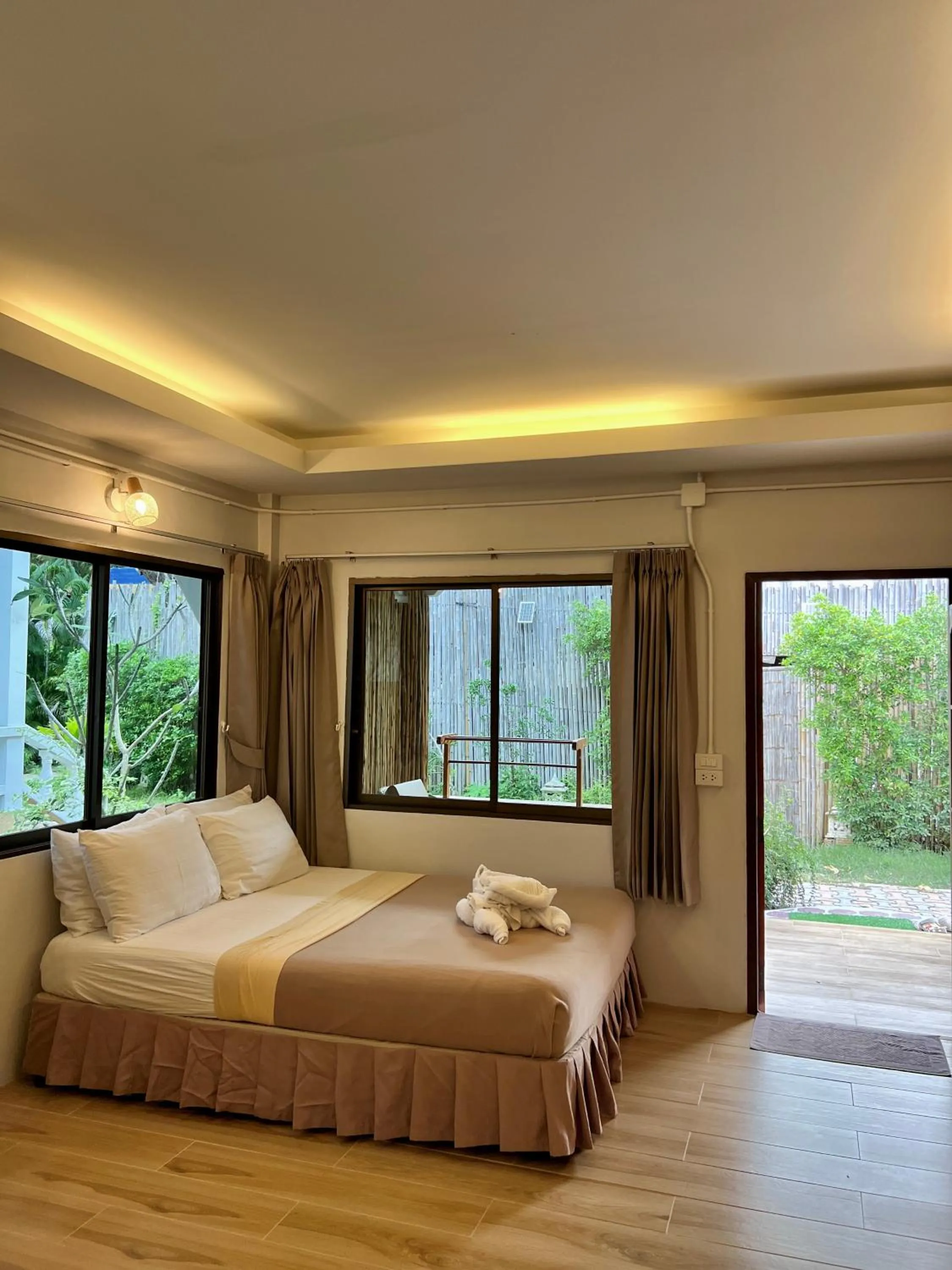 Bedroom, Bed in Pen's Bungalow Koh Phangan