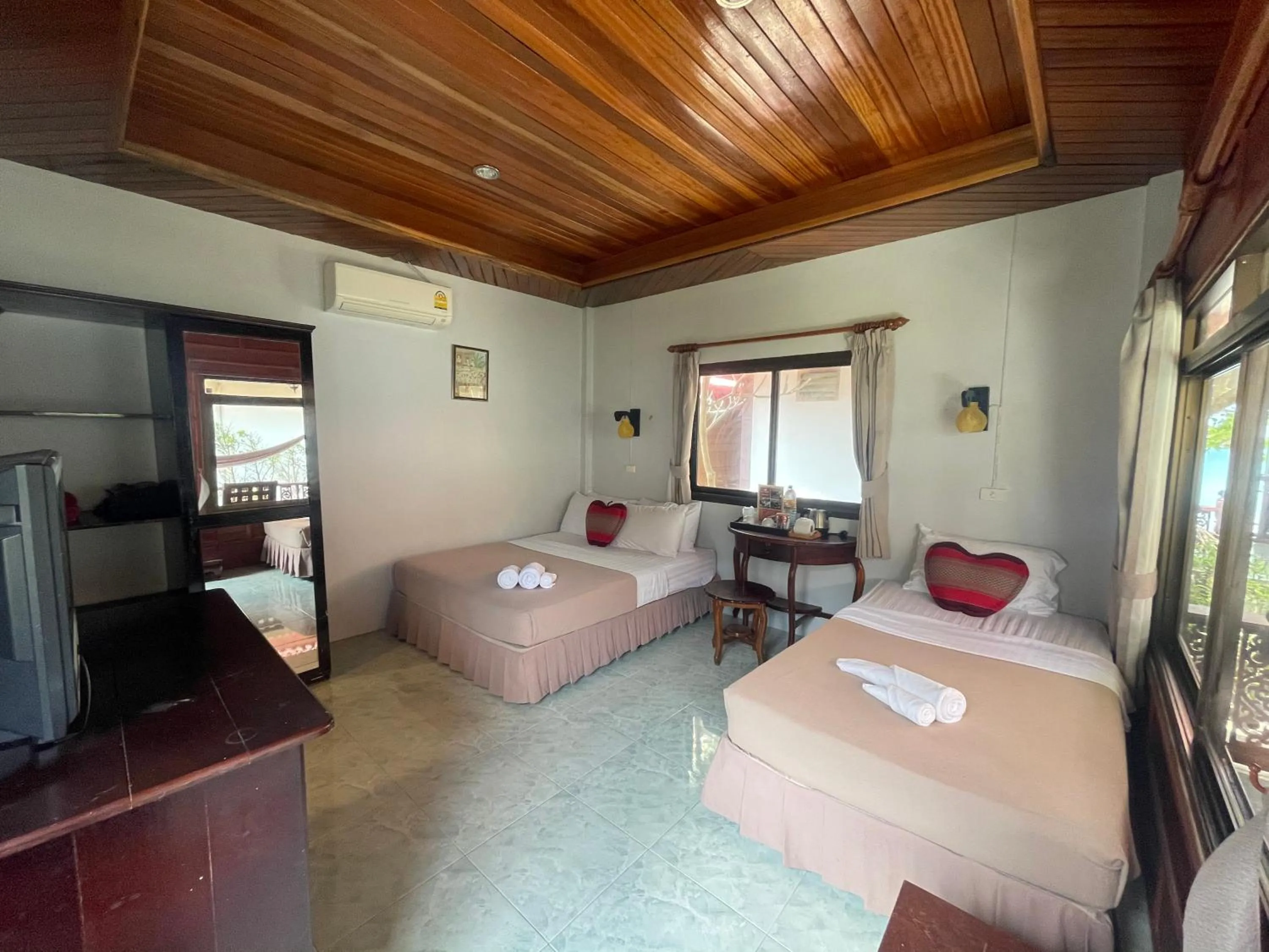 Photo of the whole room, Bed in Pen's Bungalow Koh Phangan