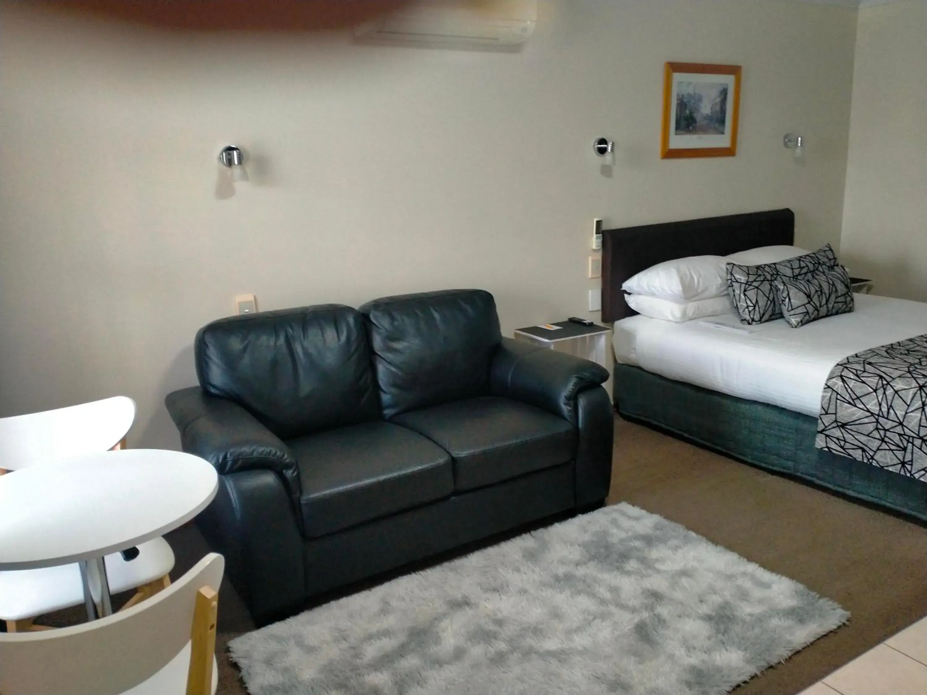 Executive Queen Room in Sandstock Motor Inn Armidale Executive Queen Room in Sandstock Motor Inn Armidale