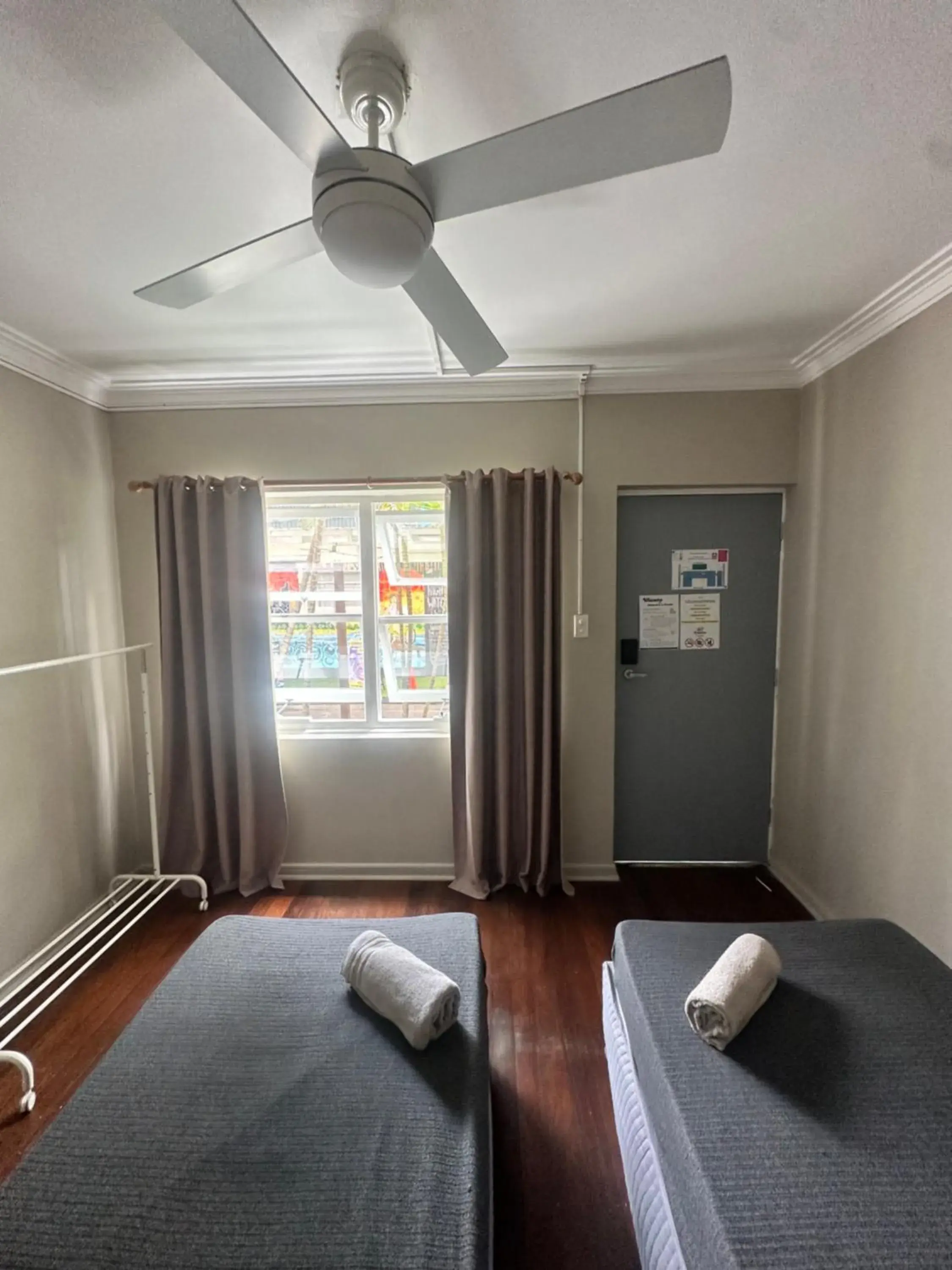 Twin Room with Shared Bathroom in Backpackers In Paradise 18-35 Hostel Twin Room with Shared Bathroom in Backpackers In Paradise 18-35 Hostel