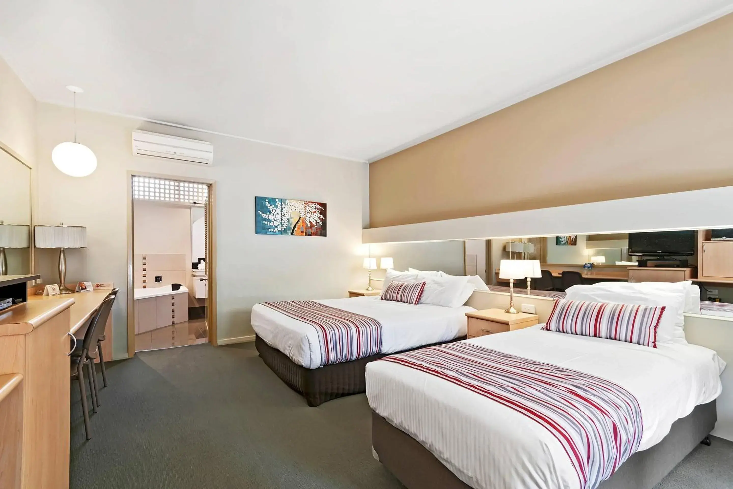 Bedroom, Bed in Comfort Inn & Suites Lakes Entrance Bedroom, Bed in Comfort Inn & Suites Lakes Entrance