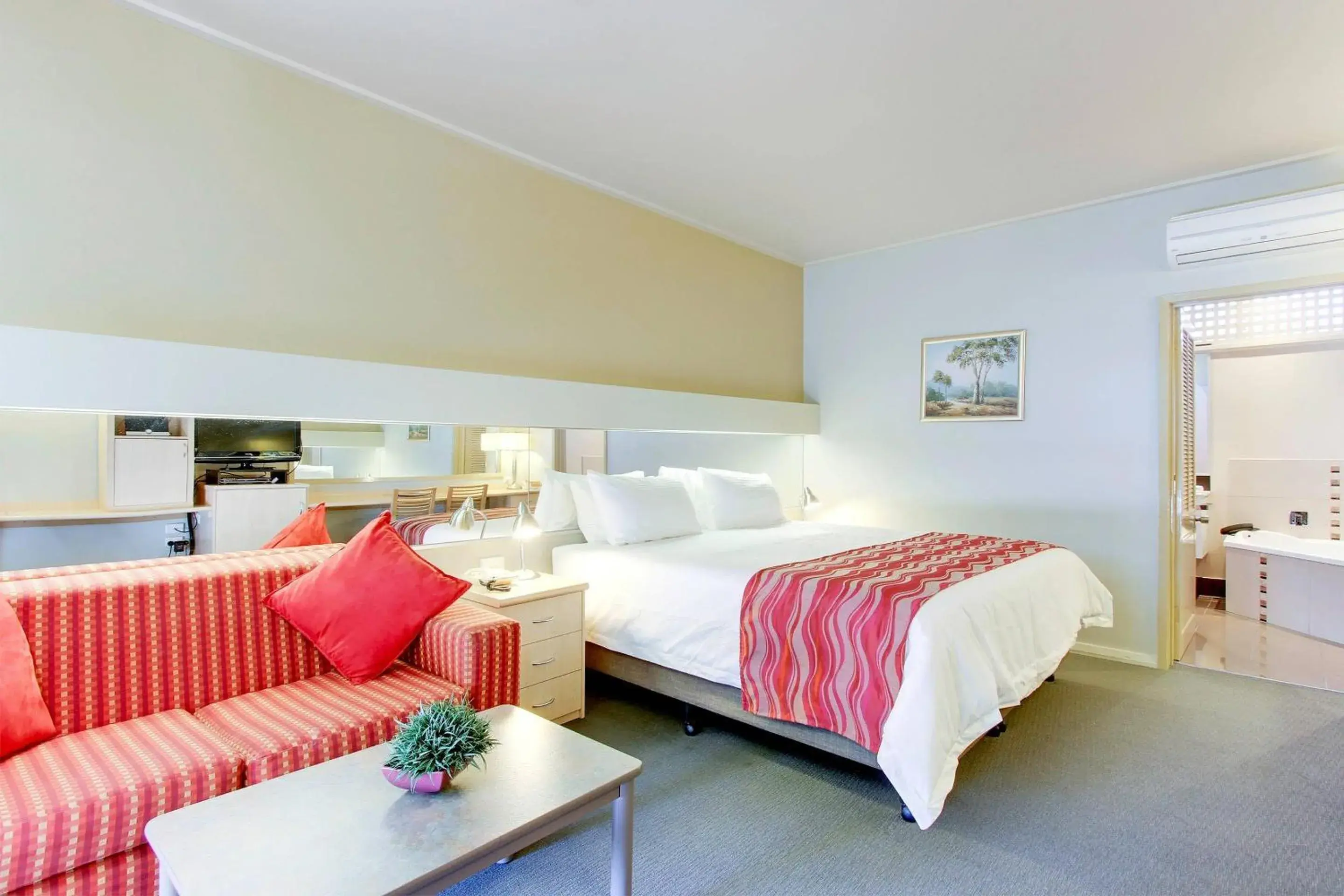 Deluxe King Room in Comfort Inn & Suites Lakes Entrance Deluxe King Room in Comfort Inn & Suites Lakes Entrance