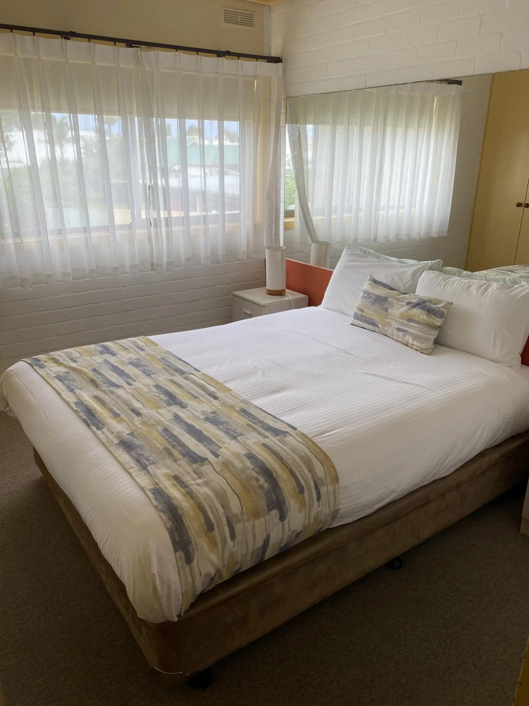 Bed in Comfort Inn & Suites Lakes Entrance