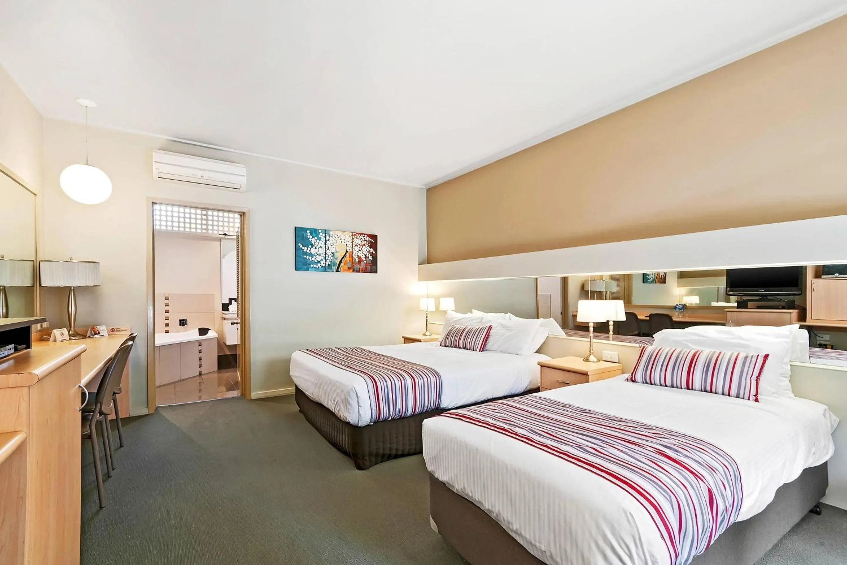 Bedroom, Bed in Comfort Inn & Suites Lakes Entrance