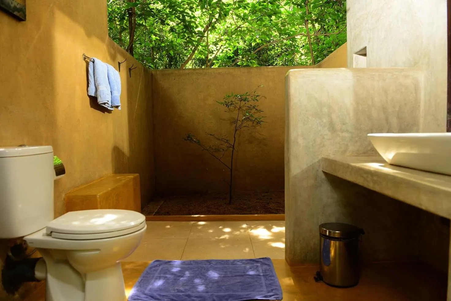 Bathroom in Back of Beyond - Pidurangala