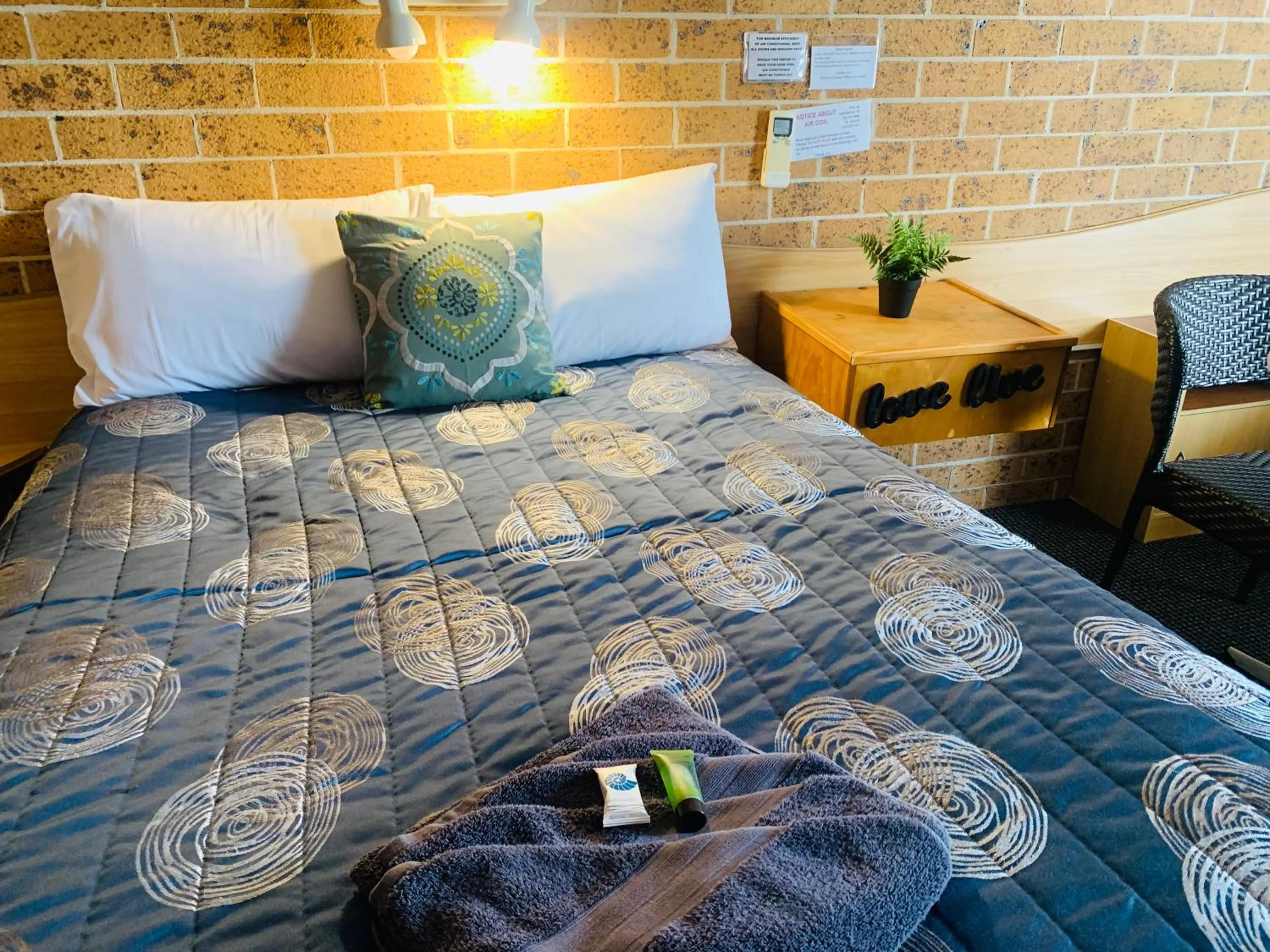 Bed in Town and Country Motor Inn