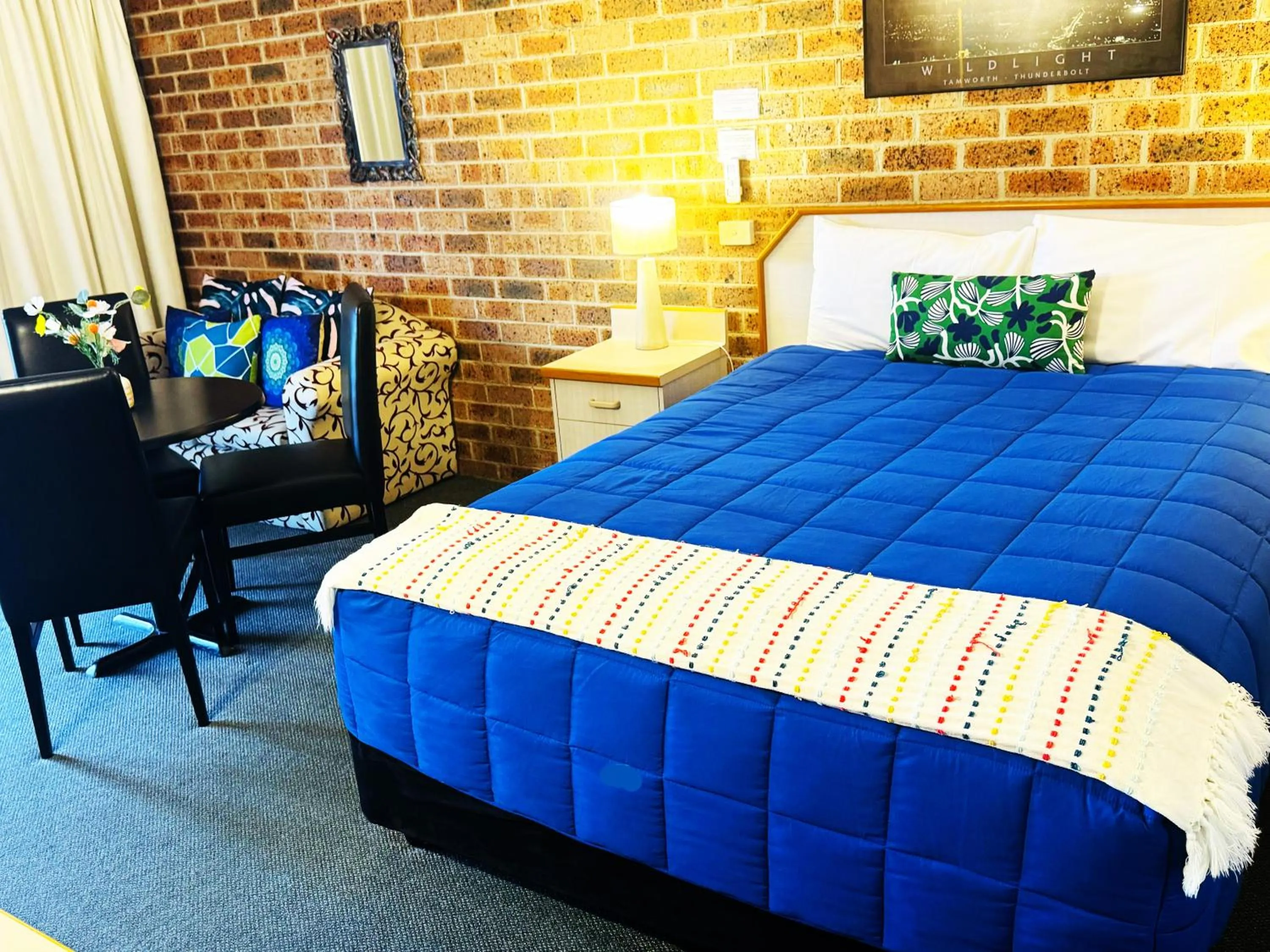 Bedroom, Bed in Town and Country Motor Inn