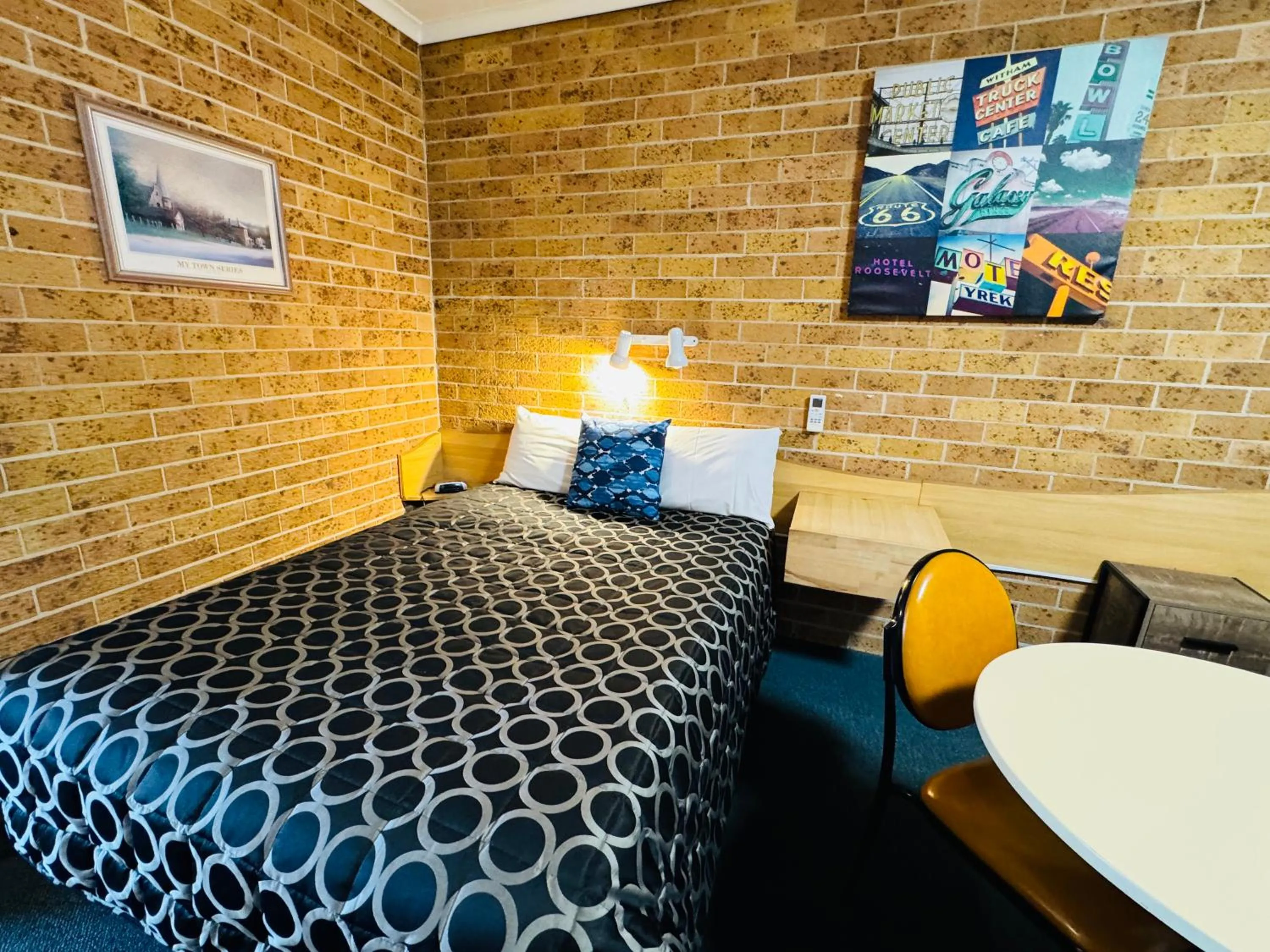 Bed in Town and Country Motor Inn