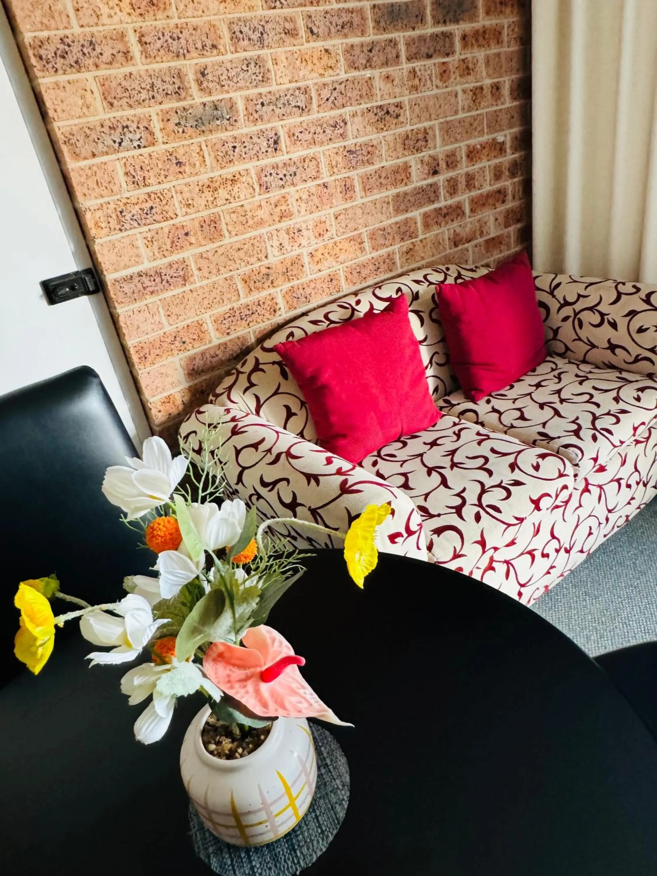 Communal lounge/ TV room, Bed in Town and Country Motor Inn