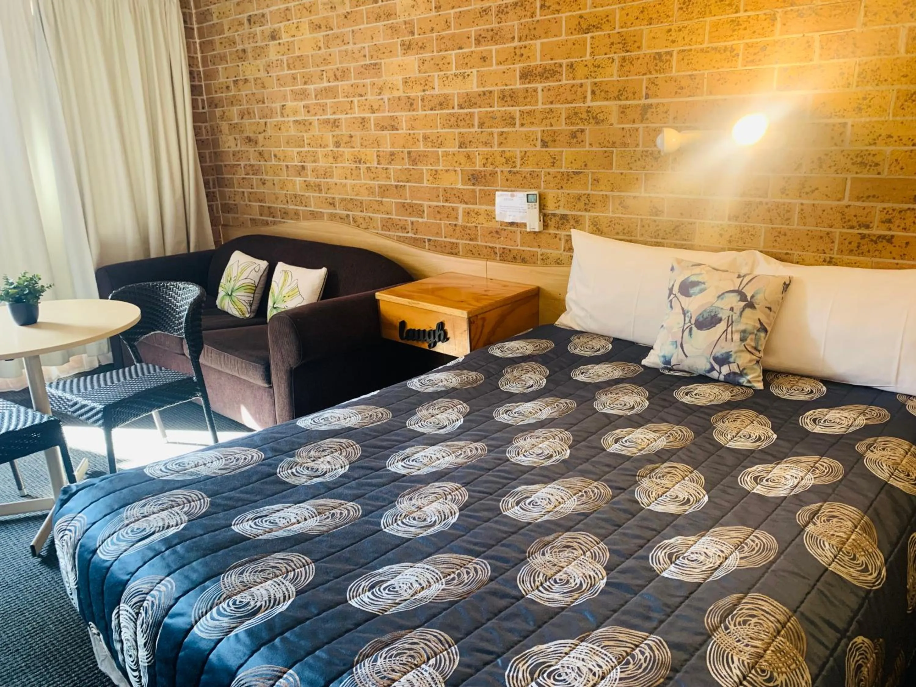 Living room, Bed in Town and Country Motor Inn