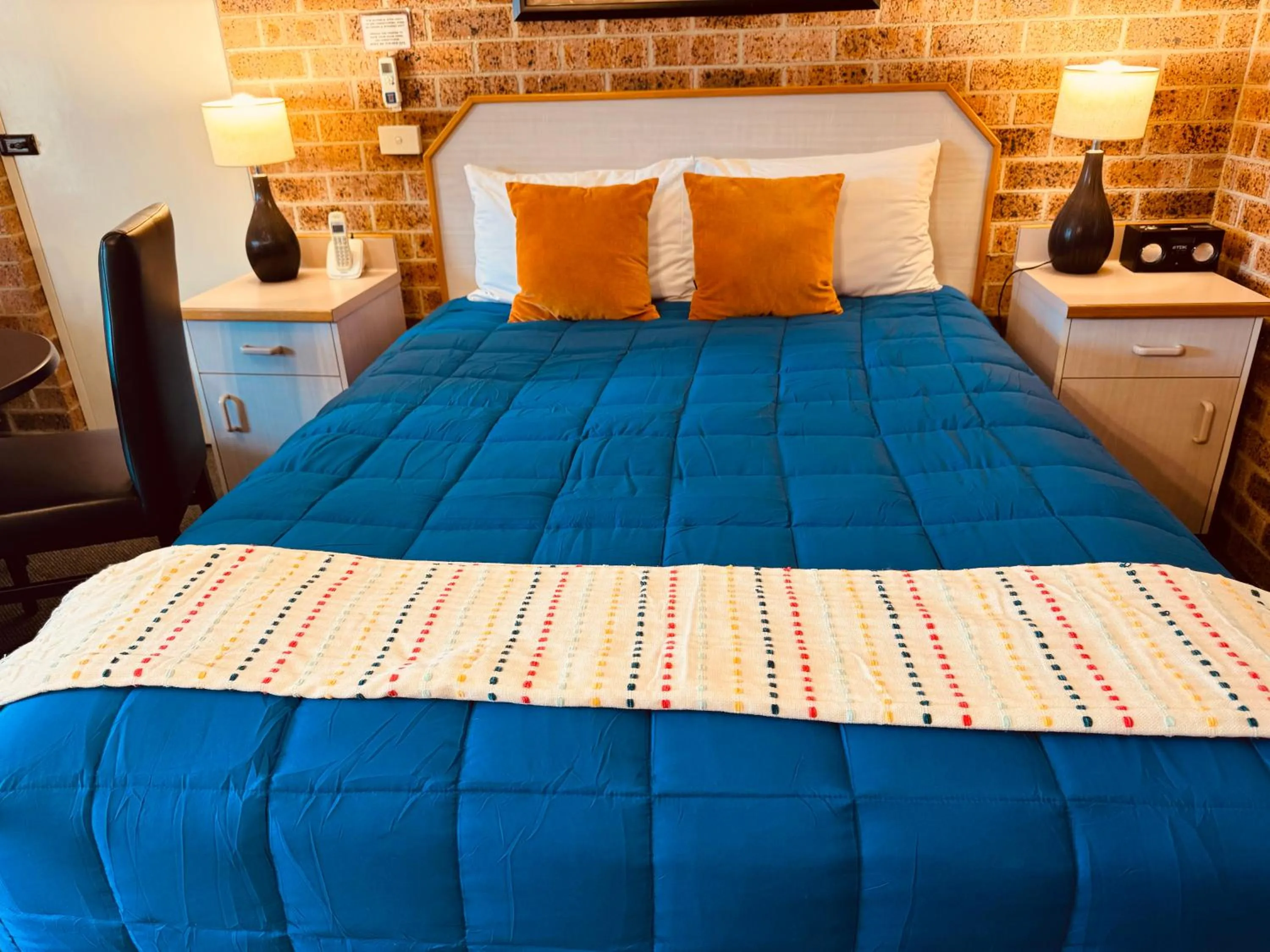 Bedroom, Bed in Town and Country Motor Inn