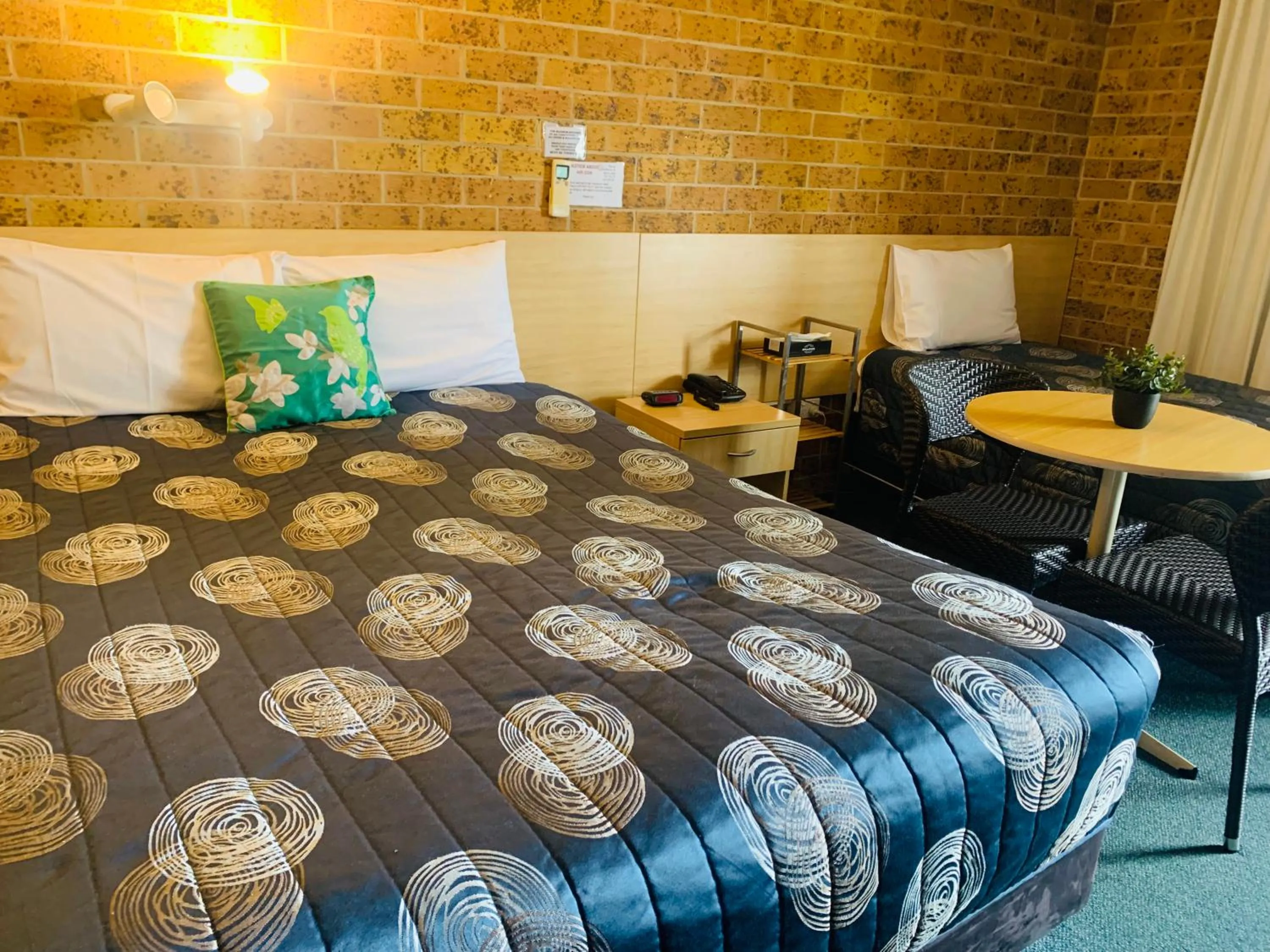 Bed in Town and Country Motor Inn