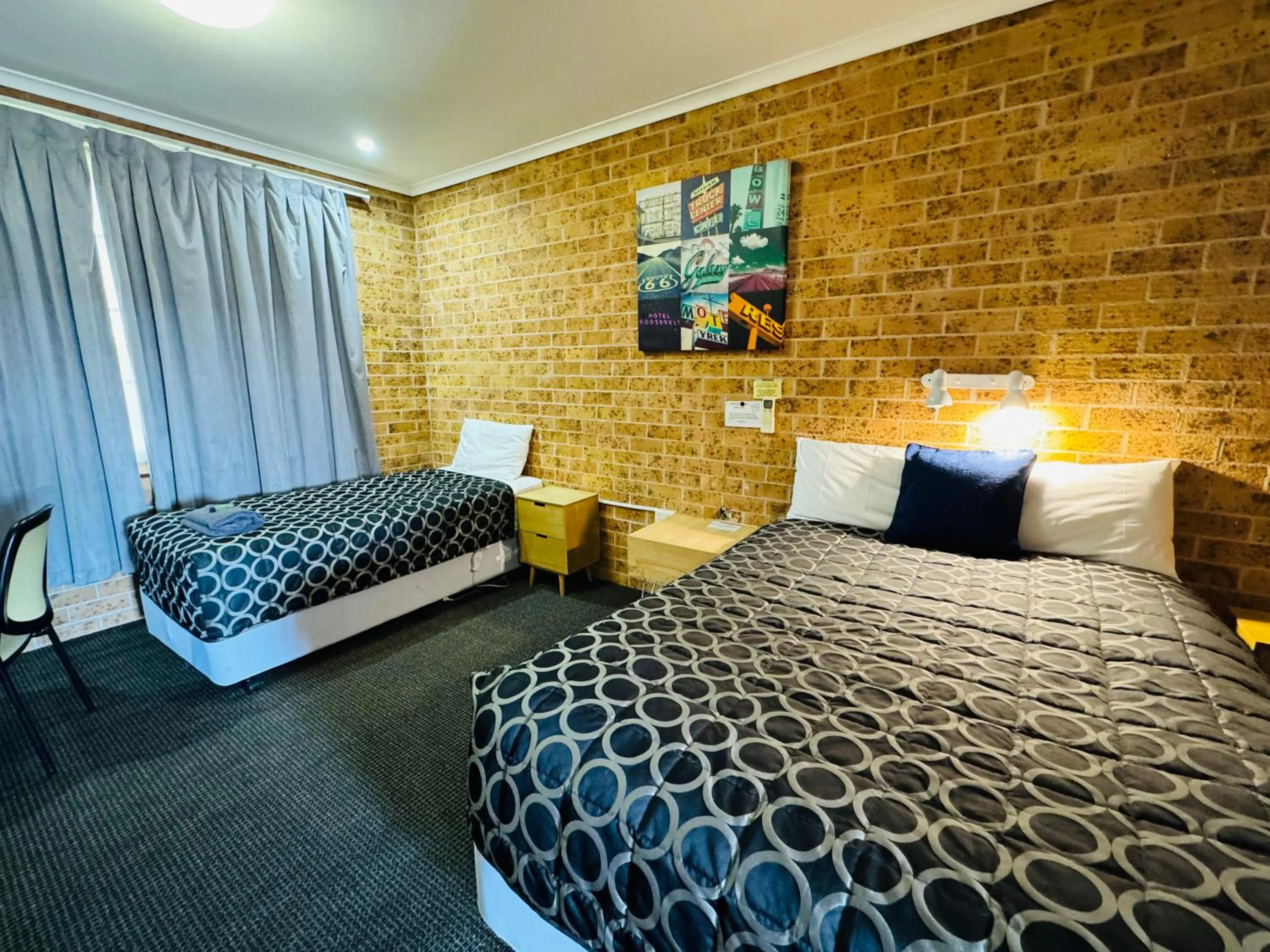 Bedroom, Bed in Town and Country Motor Inn