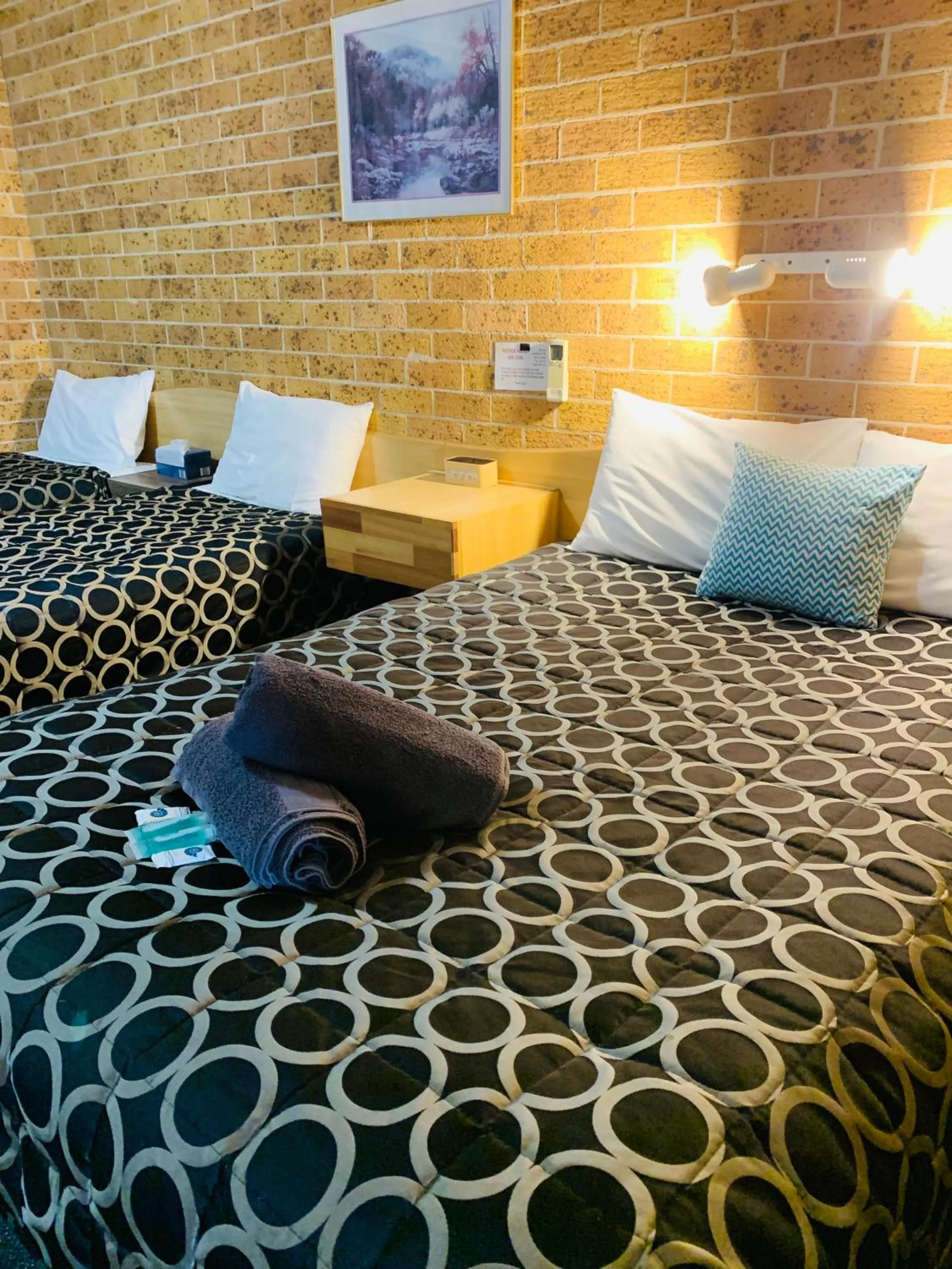 Bed in Town and Country Motor Inn