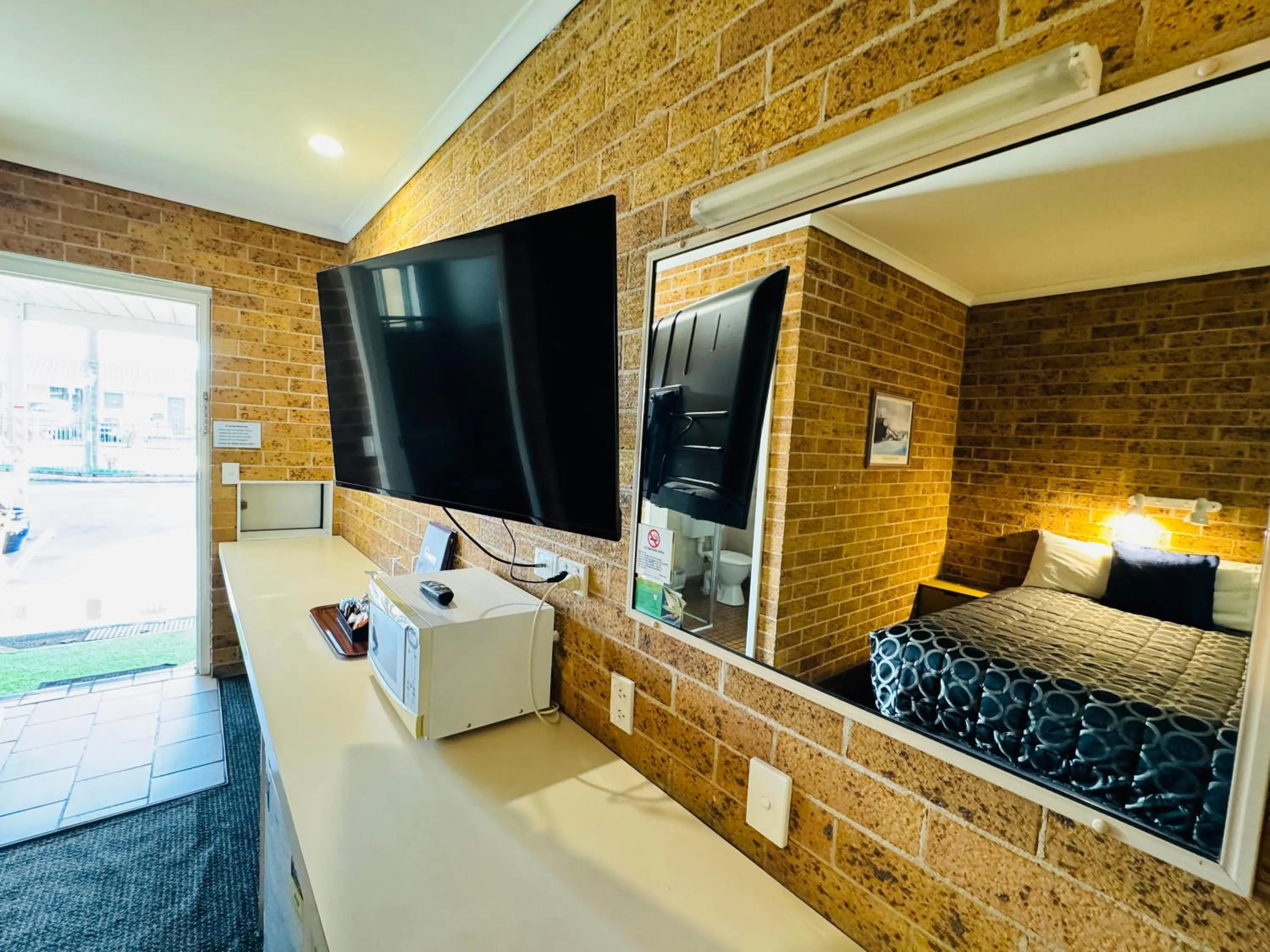 Evening entertainment, Bed in Town and Country Motor Inn