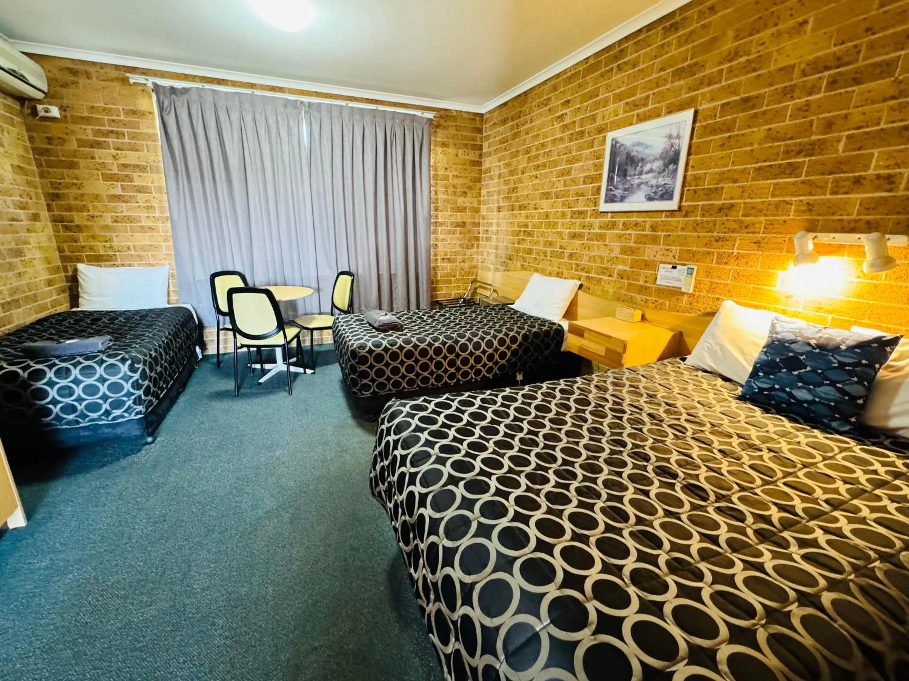 Bedroom, Bed in Town and Country Motor Inn