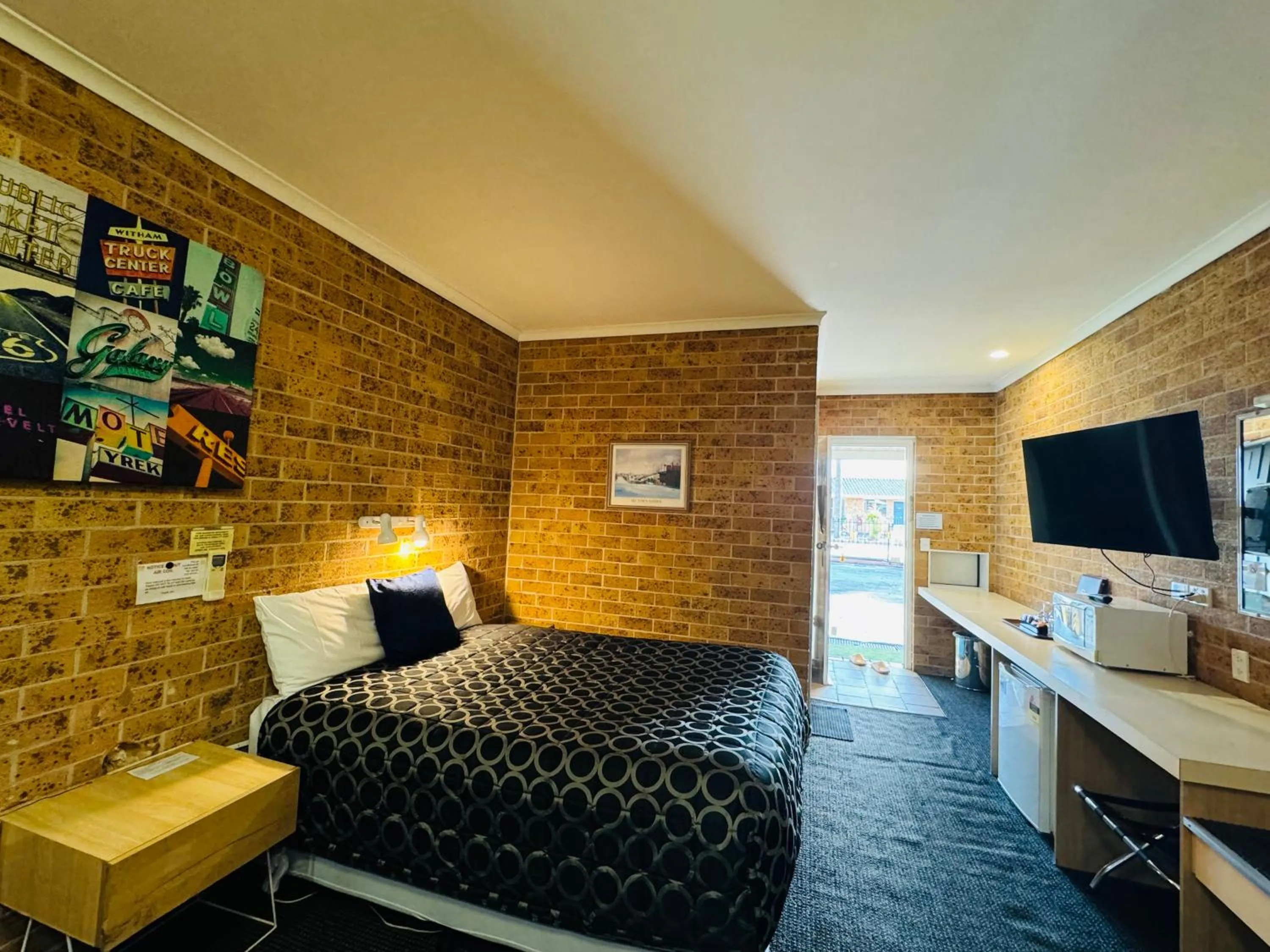 Evening entertainment, Bed in Town and Country Motor Inn